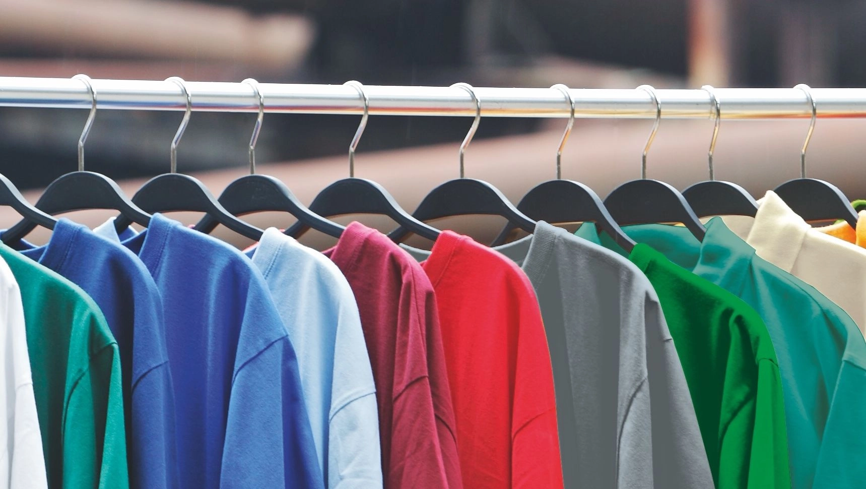Les polos et les t-shirts légers restent un basique de la tenue professionnelle estivale