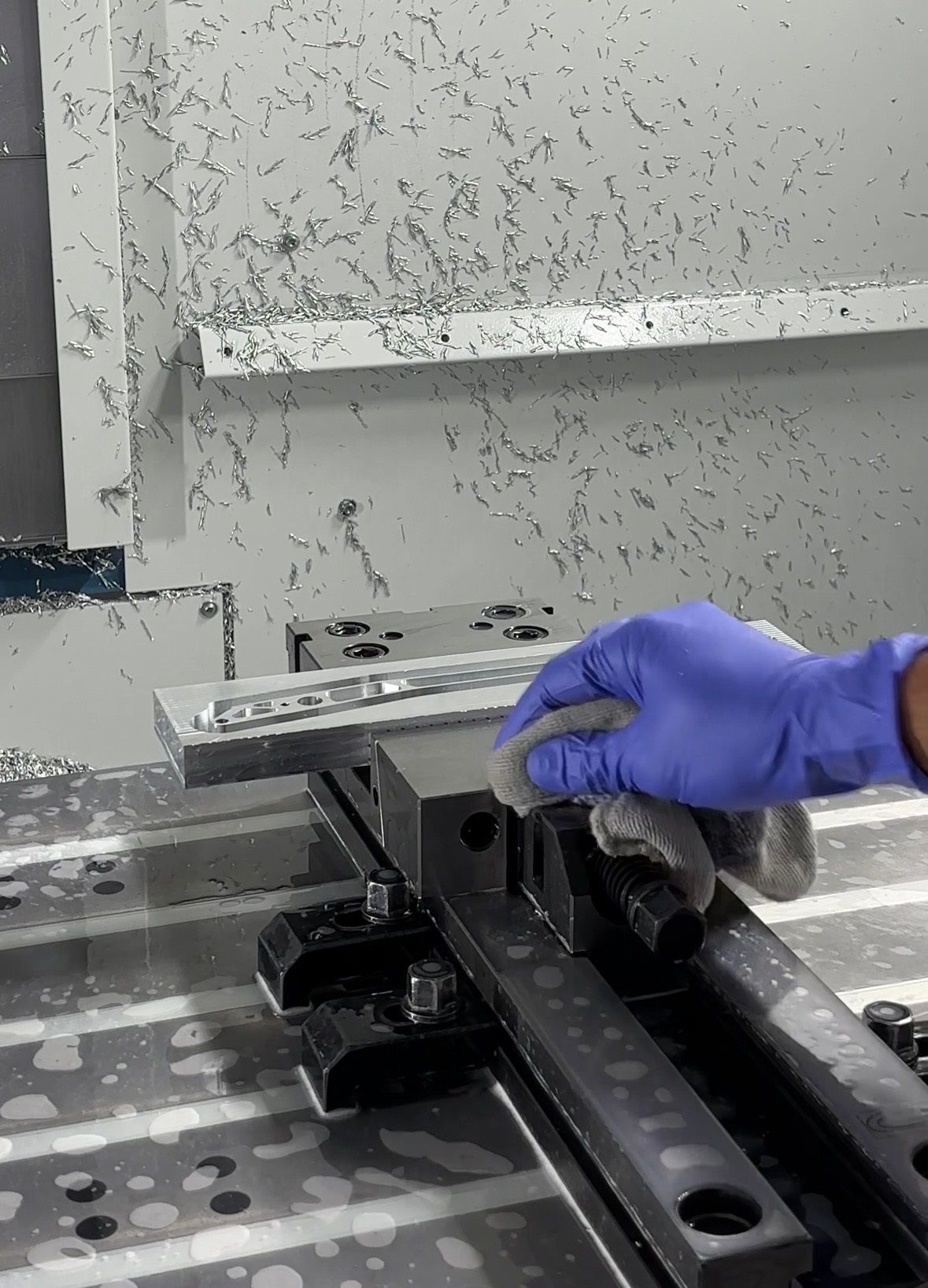 In officina gli studenti del team Dynamis PRC utilizzano i panni Mewa durante i lavori di fresatura dei componenti del veicolo.  (Foto: Mewa)