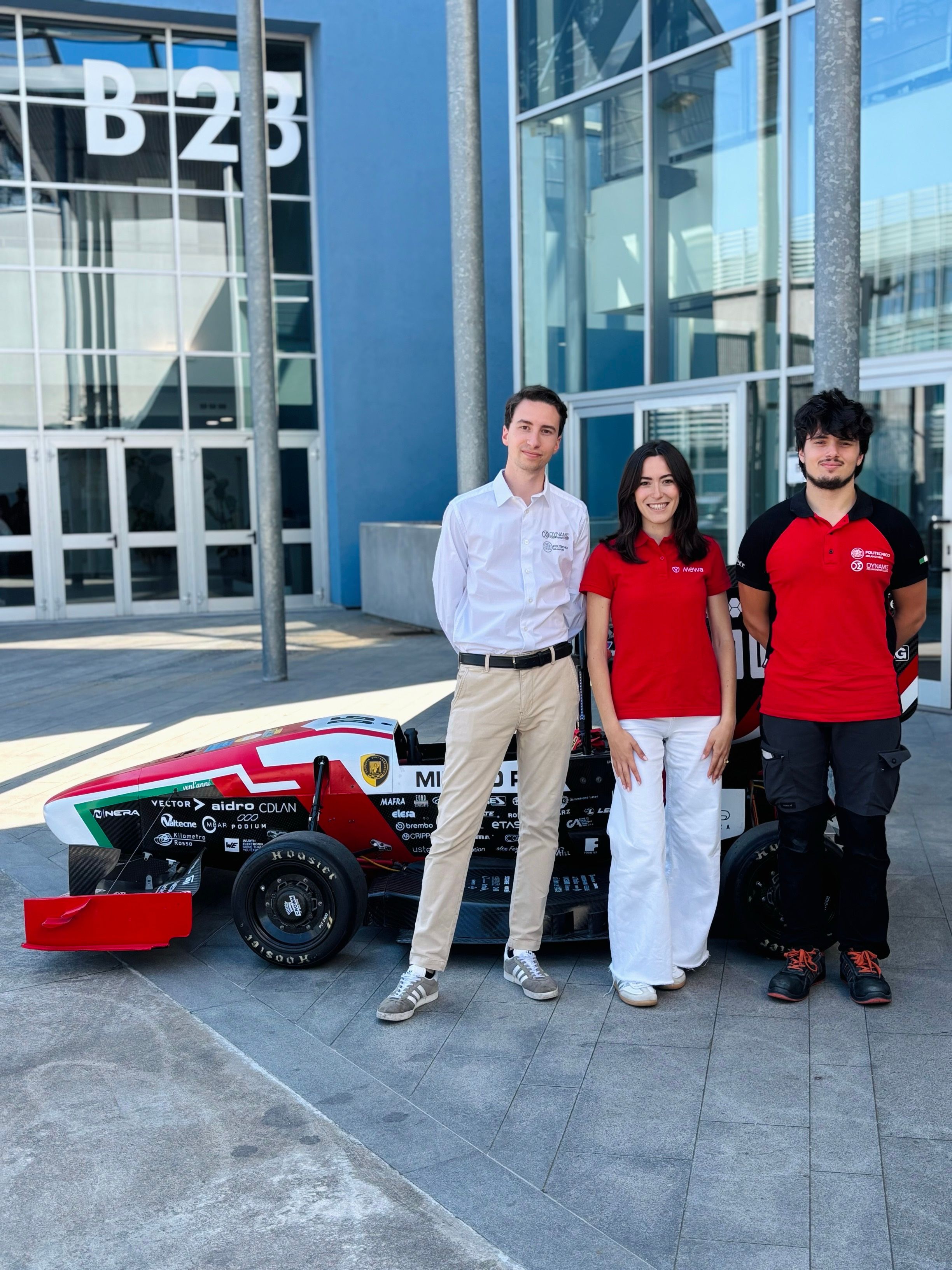 Pietro Torri, direttore sportivo del team Dynamis PRC del Politecnico di Milano (a sinistra), e Marco Rosaci, responsabile dell’officina, insieme a Beatrice Di Leo, Junior Project Manager per l’Europa centrale. (Foto Mewa)