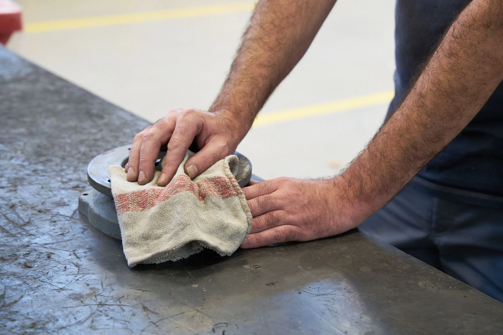 O pano ultra-absorvente limpa rápida e rigorosamente (foto: Mewa)