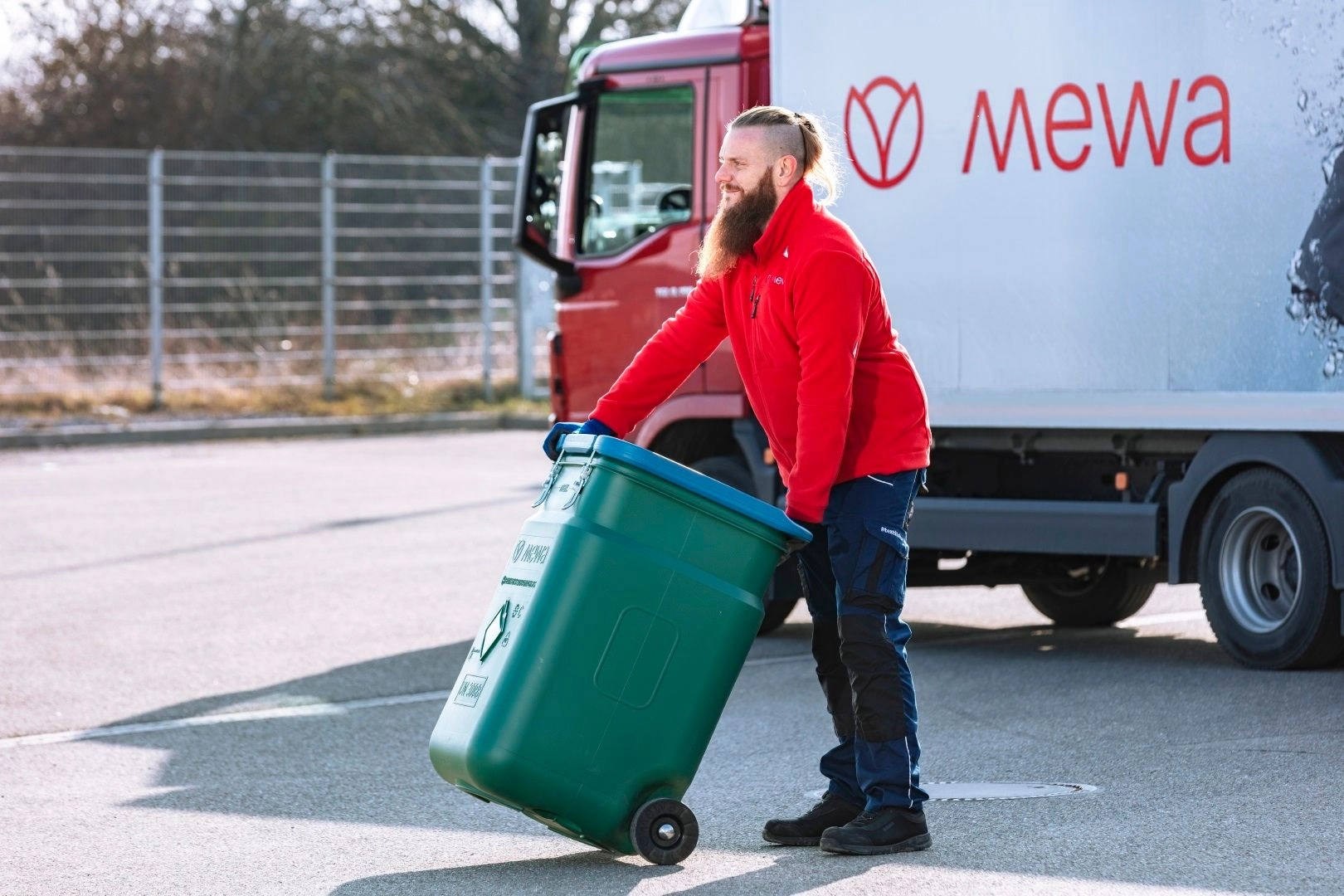 Kompletný servis  zahŕňa bezpečnú dodávku čistiacich utierok podľa potrieb. Mewa dodáva aj vhodný bezpečnostný kontajner na bezpečné skladovanie a prepravu utierok.