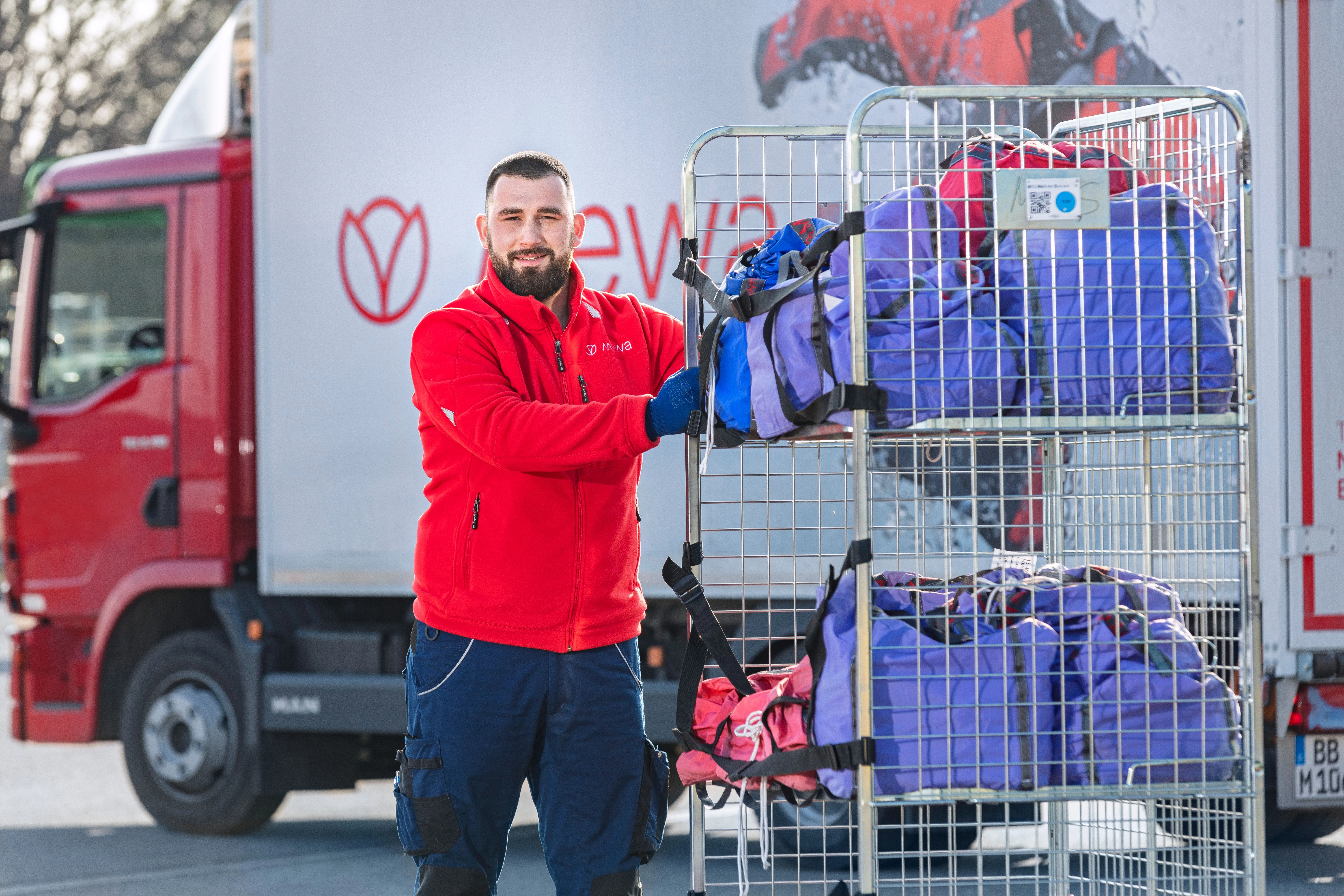 Le prestataire de services textiles Mewa propose aux entreprises de l’artisanat et de l’industrie une gestion complète de leurs vêtements de travail : collecte, lavage, réparation, remplacement et remise à disposition. 