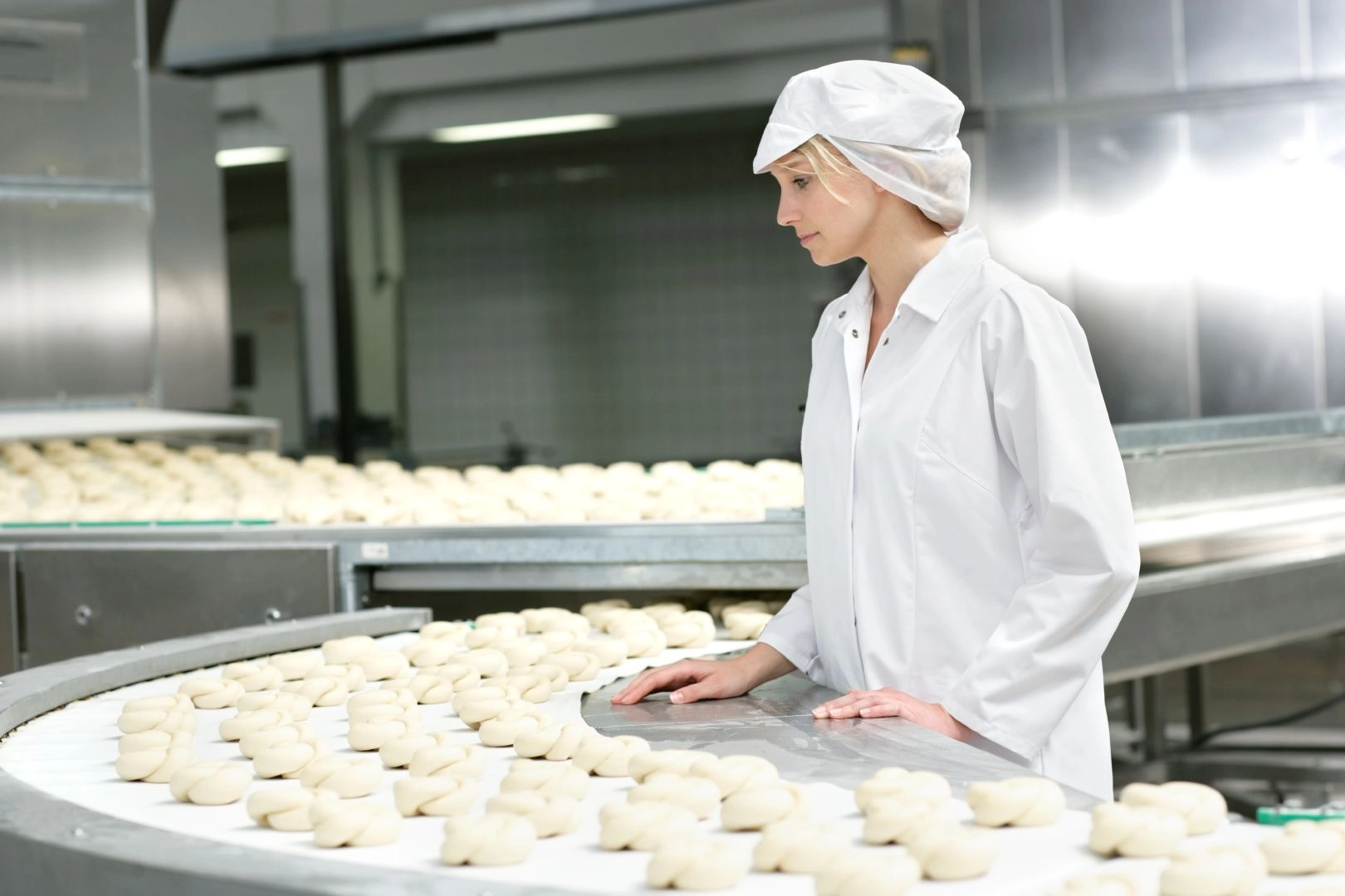 Mikrobiologisch unbedenkliche Mitarbeiterkleidung ist in der Lebensmittelproduktion notwendig