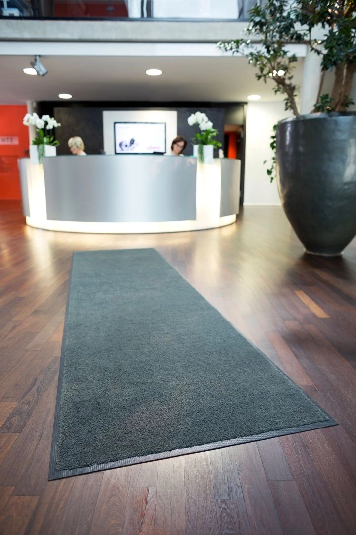 Les tapis de sol et les tapis brosse sont disponibles à la location chez MEWA - collecte, lavage et livraison inclus. Ainsi, vous disposez toujours d'un tapis propre. (Photos : MEWA)