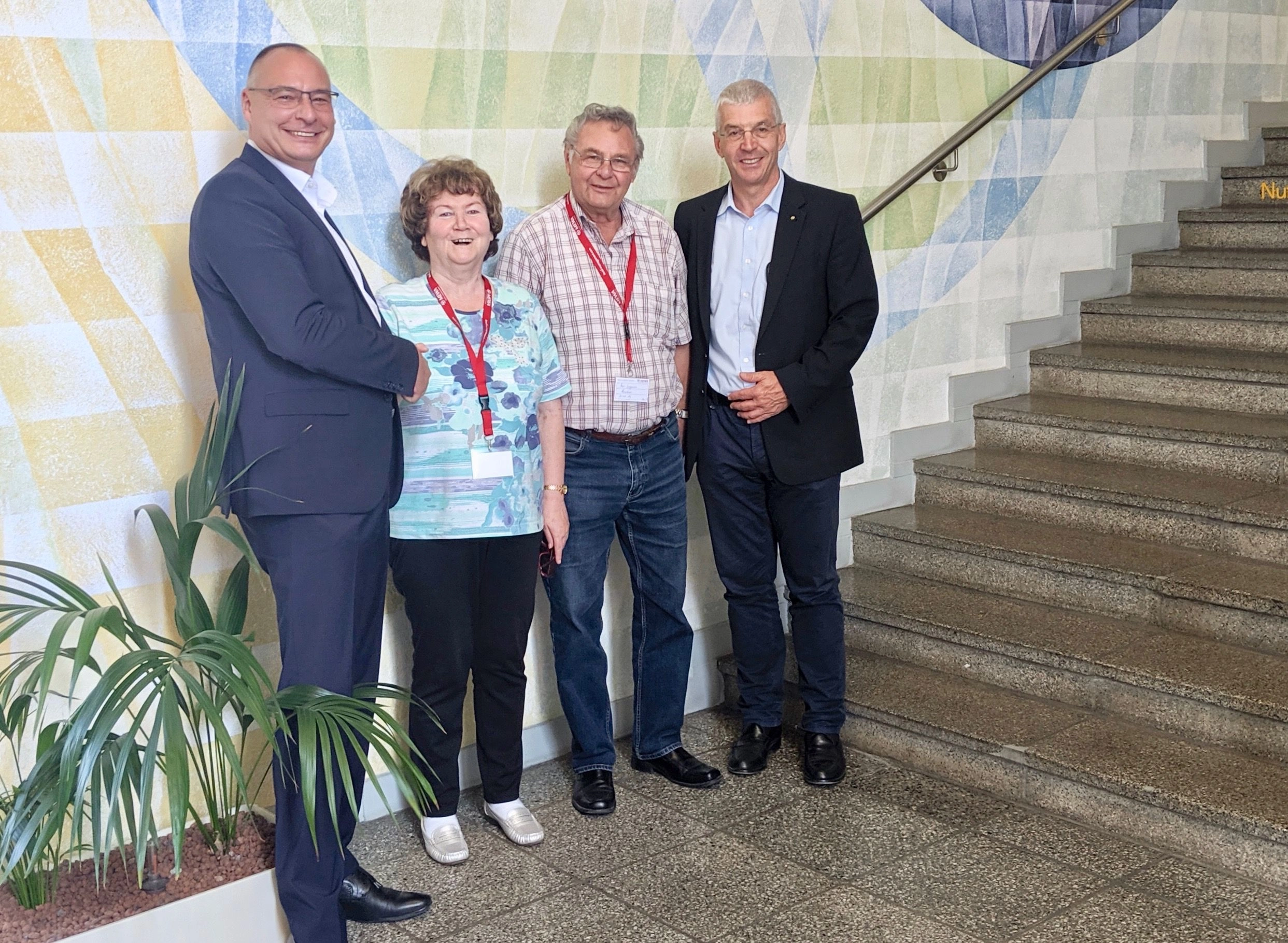 Auf gute Nachbarschaft - Veronika und Jürgen Langmann (Mitte) mit Martin Mühling (l.) und Andreas Gerlach, Geschäftsführung Mewa Jena.