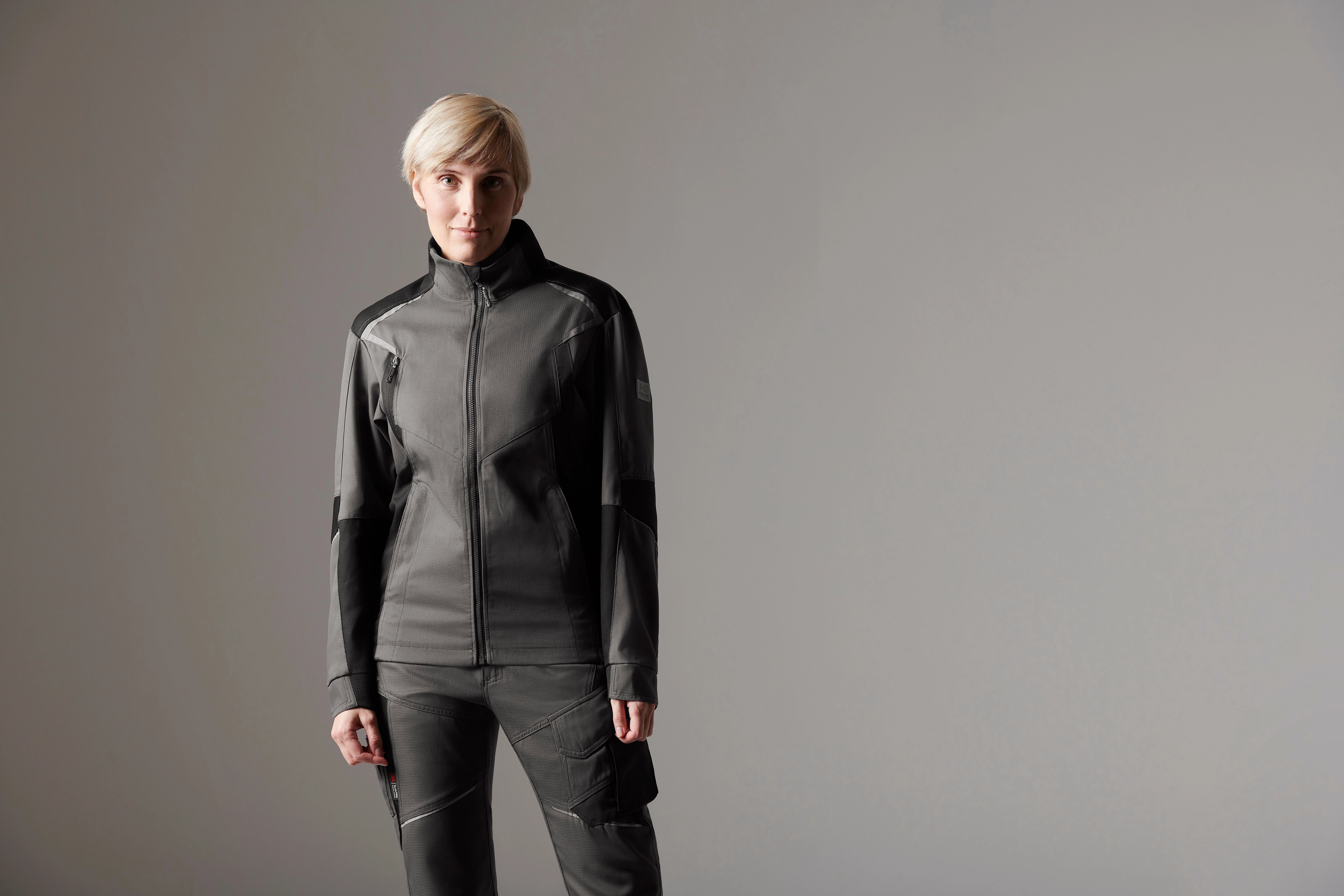 Funzionalità, praticità e attenzione all’estetica: l’abbigliamento da lavoro accompagna le donne nelle attività quotidiane senza rinunciare allo stile. (Foto: Mewa)