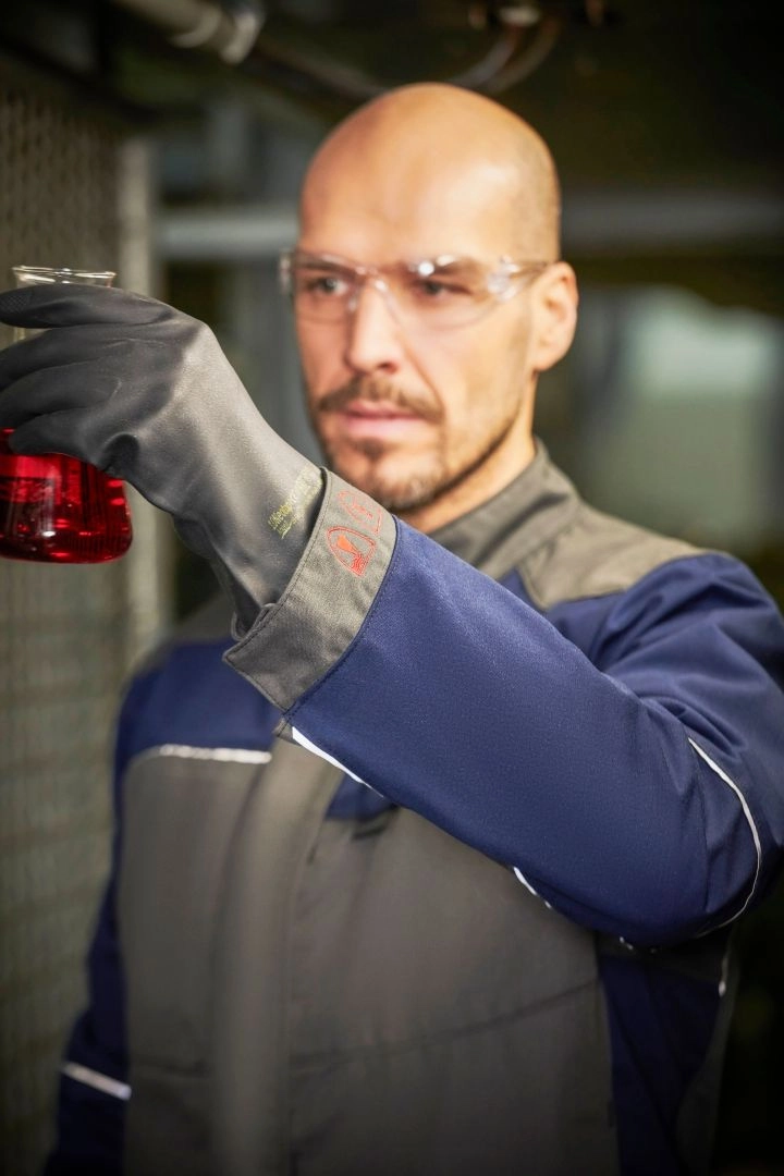 Sicher gekleidet bei Jobs in der chemischen Industrie, Galvanik oder im Chemikalienhandel