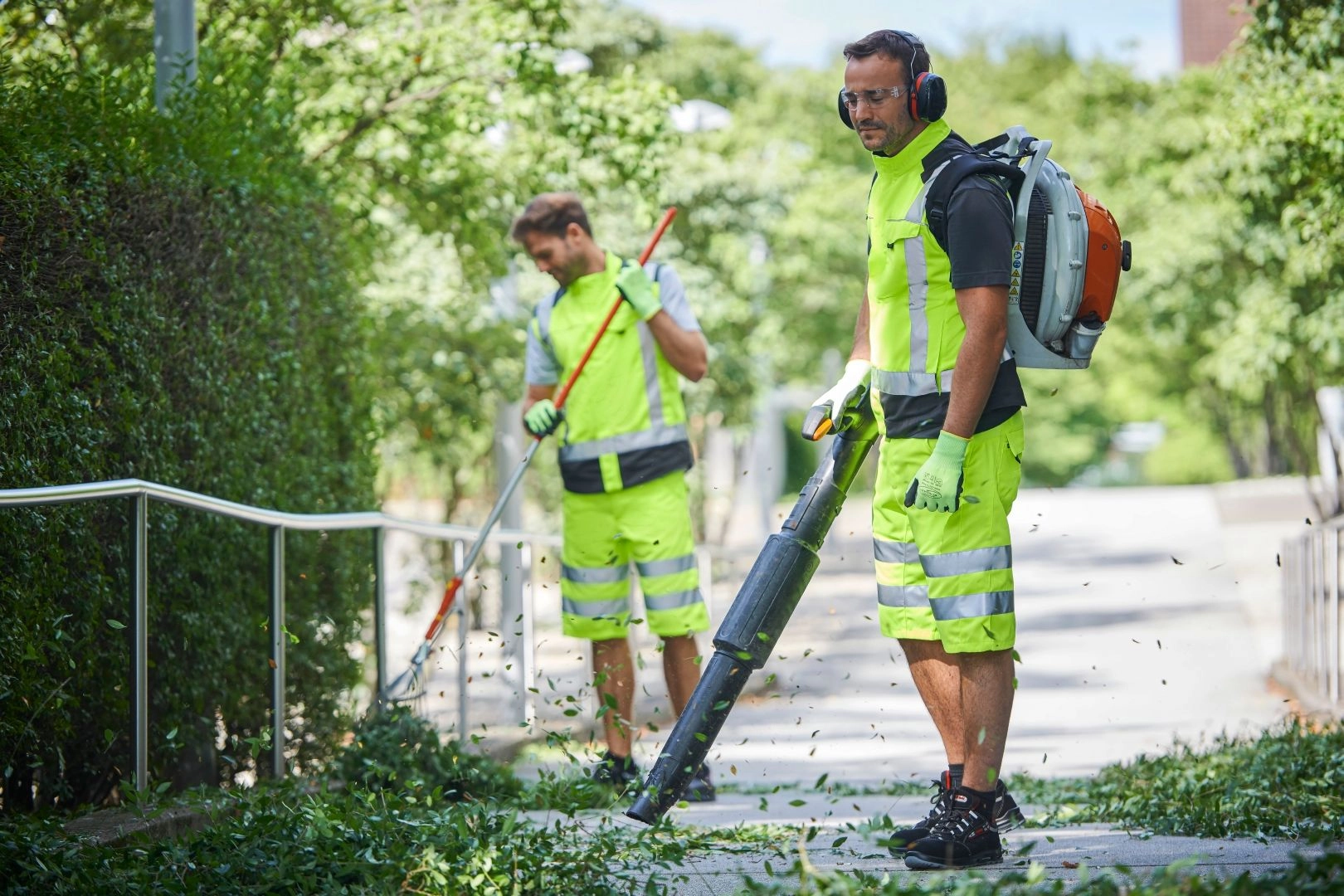 Wer in Straßenbau, Entsorgung oder Landschaftspflege tätig ist, braucht sichere Warnschutzkleidung – auch wenn das Thermometer steigt.