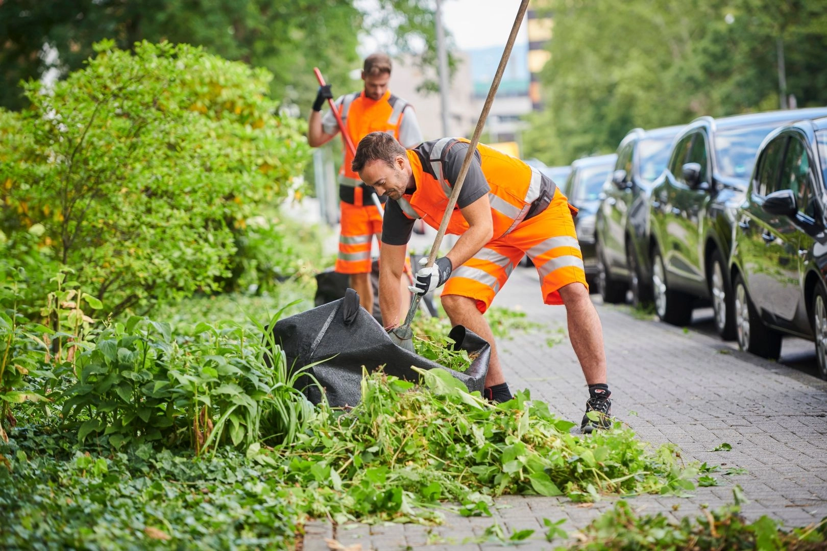 Die Kleidung ist zertifiziert nach der Warnschutznorm EN ISO 20471 und sichert damit die Sichtbarkeit ihrer Träger.