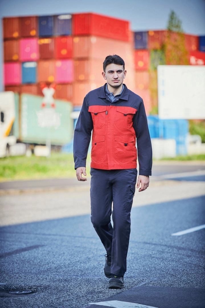 Alle Kleidungsstücke haben ausreichend innen- und außenliegende Taschen mit verstärkten Taschenböden.