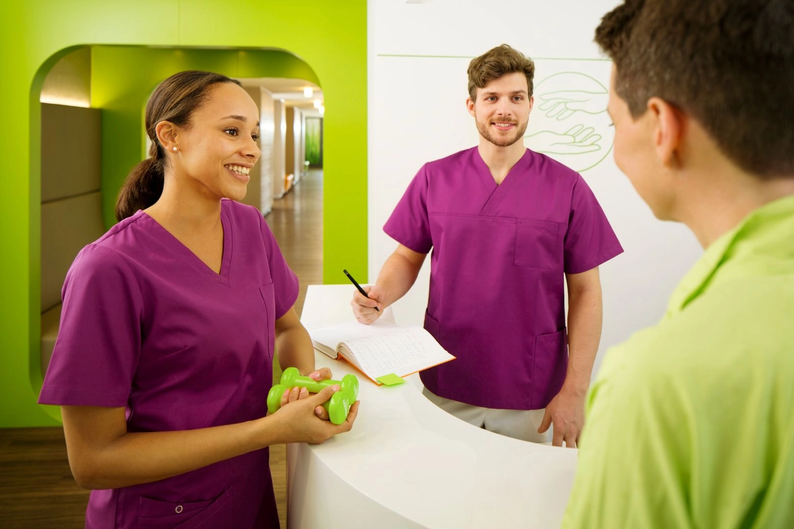 Arbeitskleidung im Gesundheitsberufen in Mint, Berry und Hellblau.