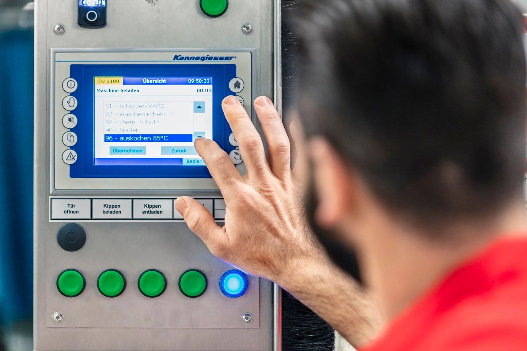 Er wordt precies de juiste hoeveelheid gebruikt in de machines om het textiel schoon en hygiënisch te wassen.