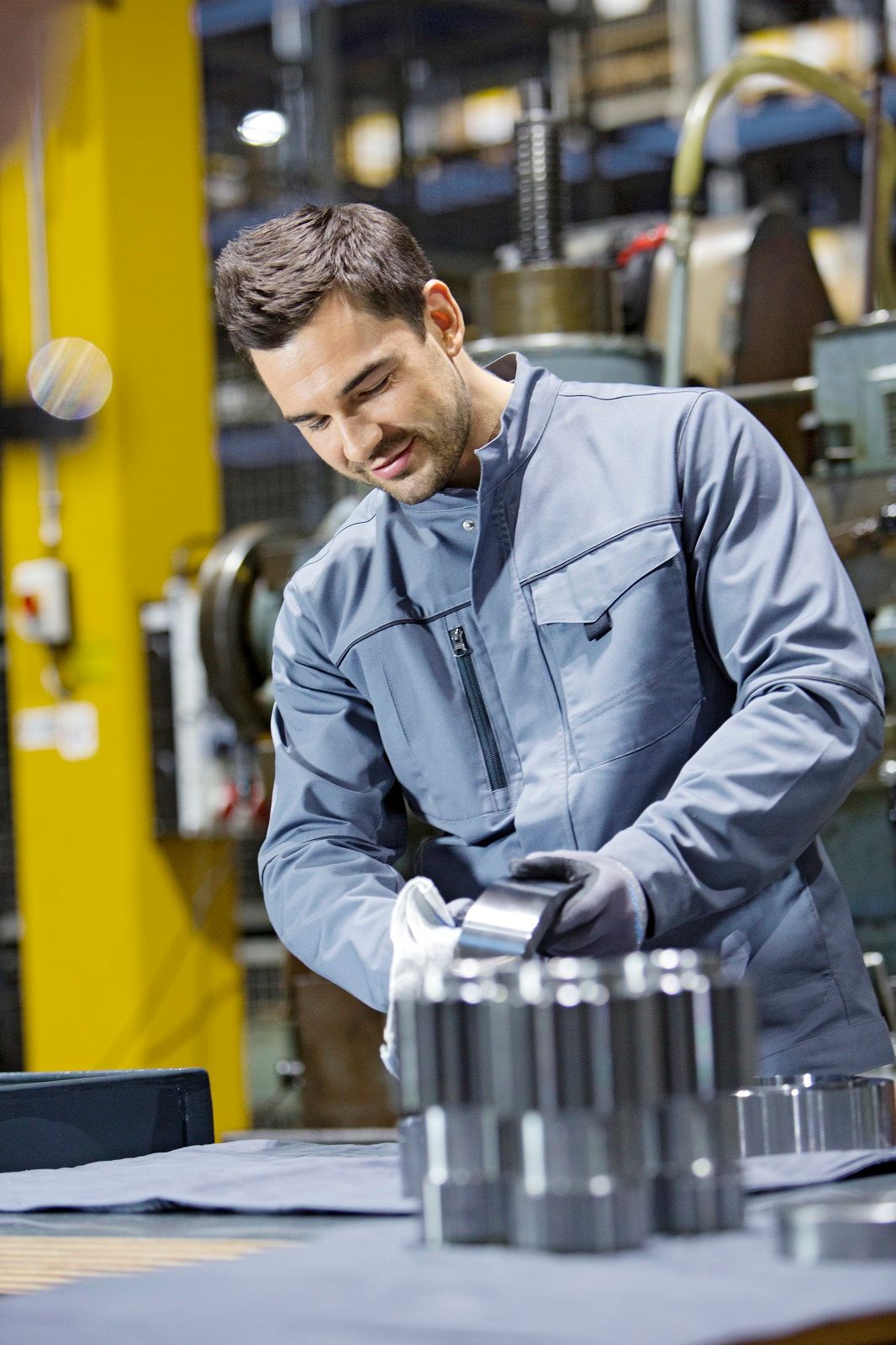 Die Mewa Putztücher im praktischen Mietservice halten Betriebe in Industrie und Handwerk sauber und schonen die Umwelt. Fotos: Mewa