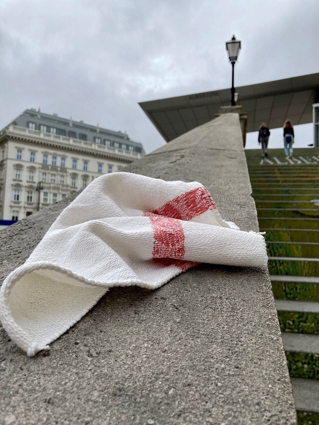 Während Putzpapier oder Einwegputzlappen nach einmaliger Benutzung im Müll landen, werden Mewa Putztücher je nach Anwendung bis zu 50-mal gewaschen und wiederverwendet. Das reduziert Abfall, Zeit und Kosten im Unternehmen. Fotos: Mewa
