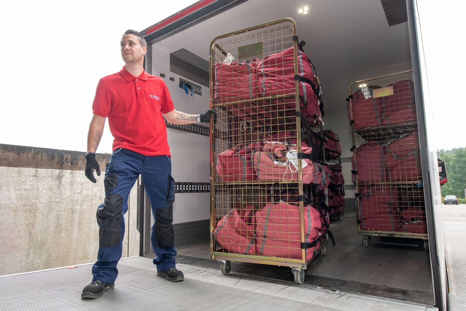 Die Mehrweg-Textilien werden in Mehrwegbehältern transportiert und gelagert.  