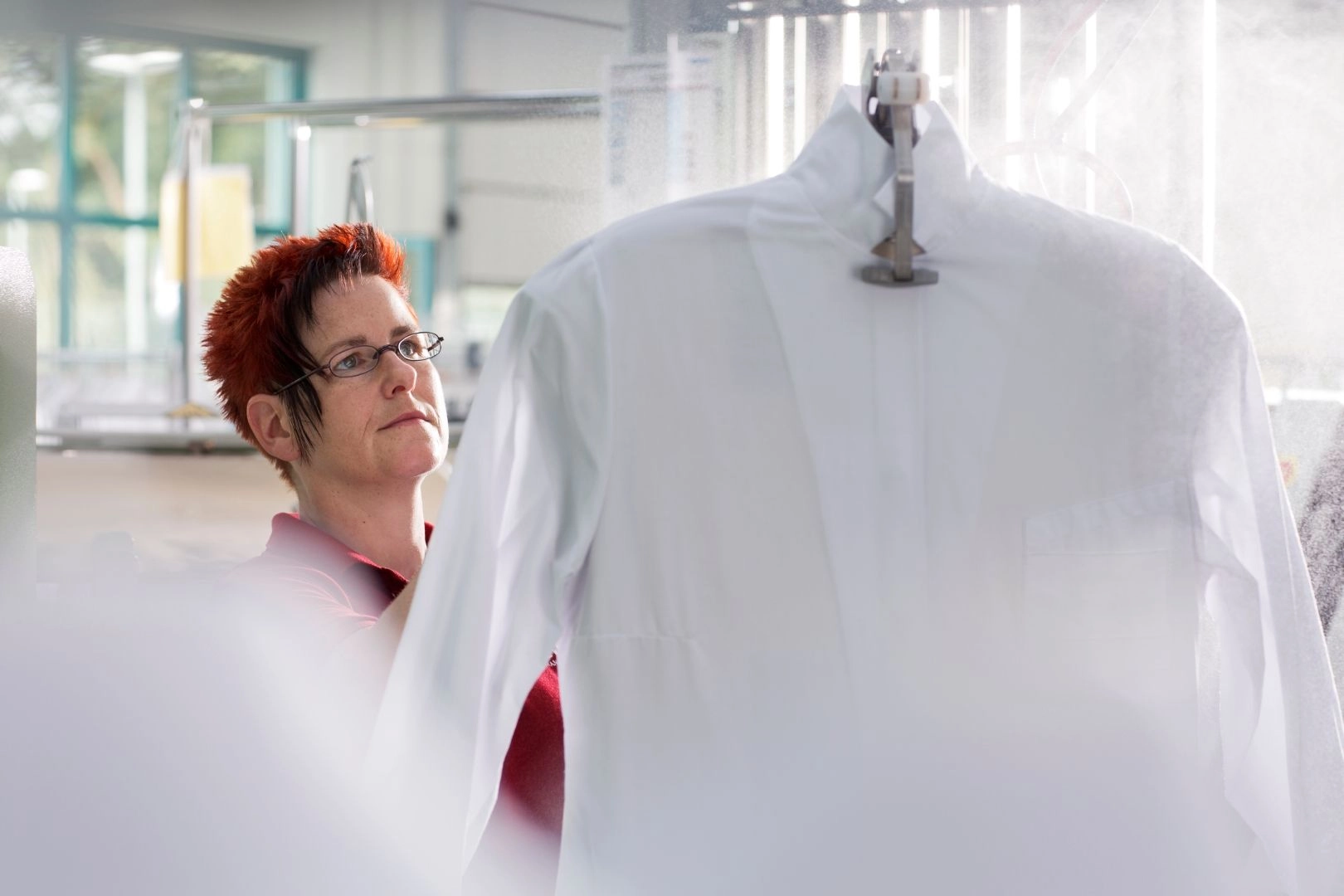 Die professionelle Aufbereitung der Berufskleidung für das Gastgewerbe erfolgt bei Mewa nach zertifizierten Hygienestandards