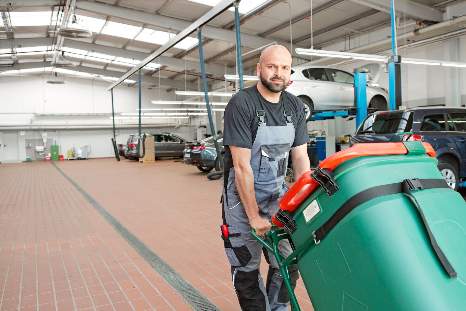 Lavetele proaspete sunt disponibile în recipientul de siguranță practic și sigur, amplasat în unitate. (Foto: Mewa)