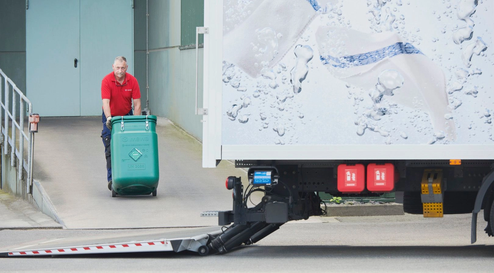 Der Mewa Rundum-Service stellt sicher, dass potenziell gefährliche Materialien nur kurzfristig im Betrieb verbleiben und so Gefahren erheblich minimiert werden. (Foto: Mewa)