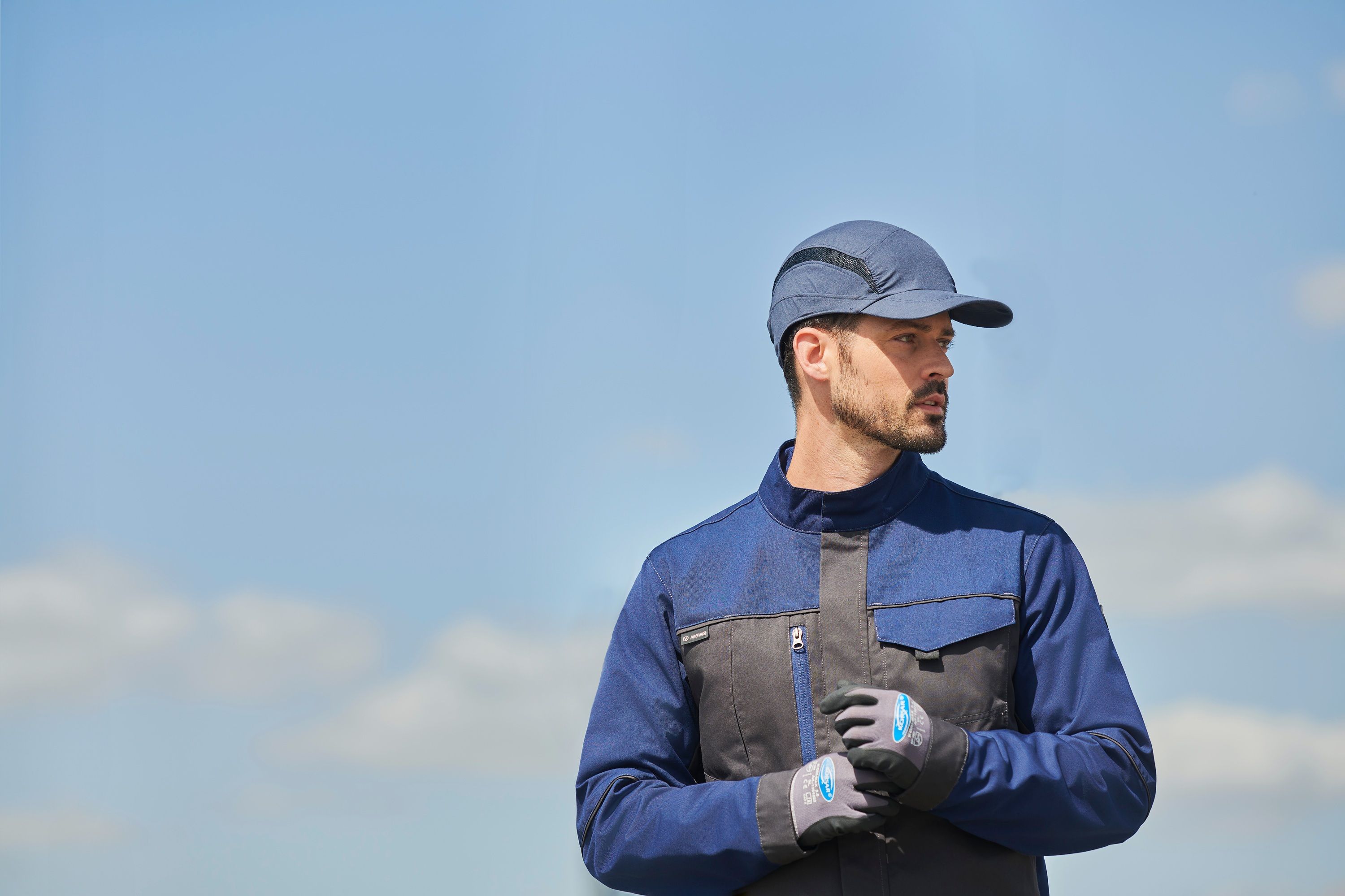 Je nach Risiko und Einsatzbereich muss entweder ein Schutzhelm oder eine Anstoßkappe getragen werden. (Bild: Mewa) 