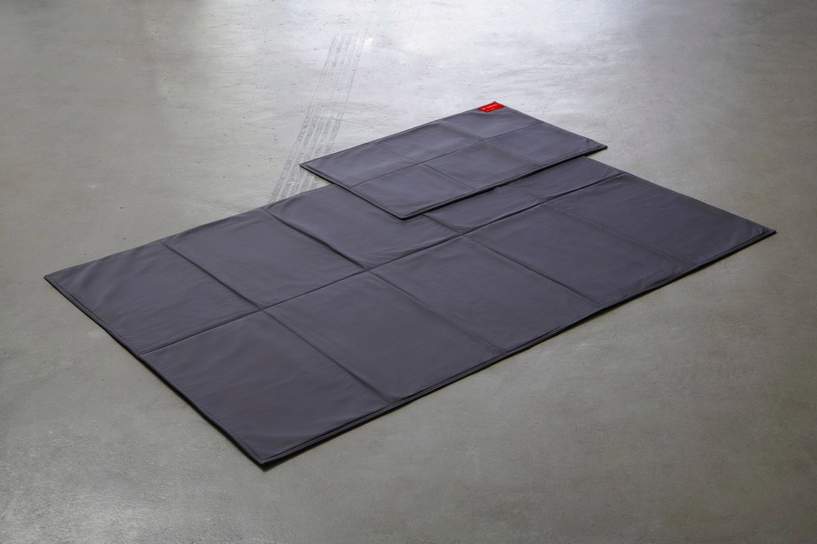 Bis zu drei Liter Flüssigkeit kann die Grösse 58 cm x 88 cm aufnehmen, bei den XXL-Formaten sind es rund zehn Liter