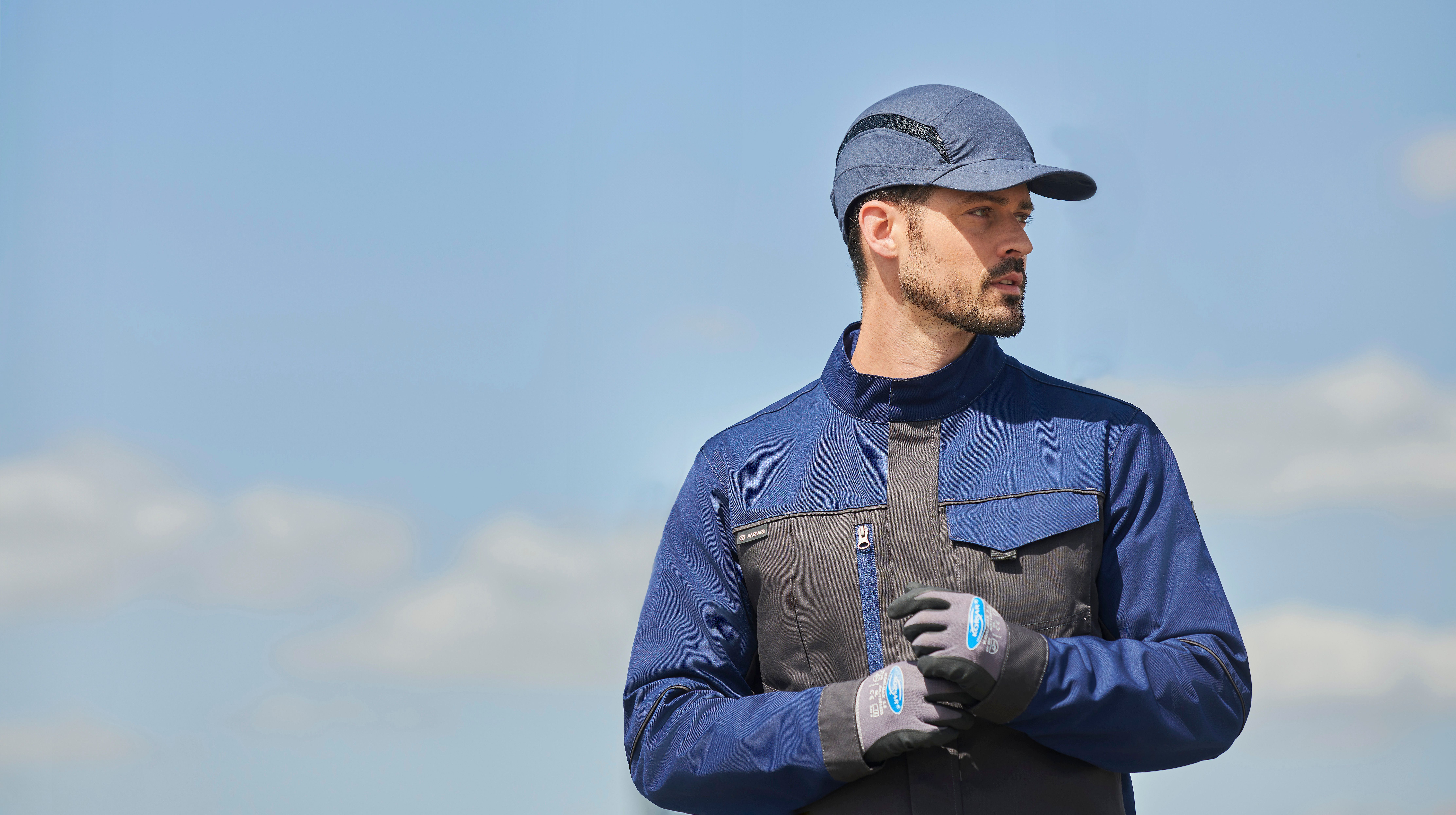 Selon les risques et le type de chantier, il est souvent obligatoire de porter un casque de sécurité ou une casquette de protection. 