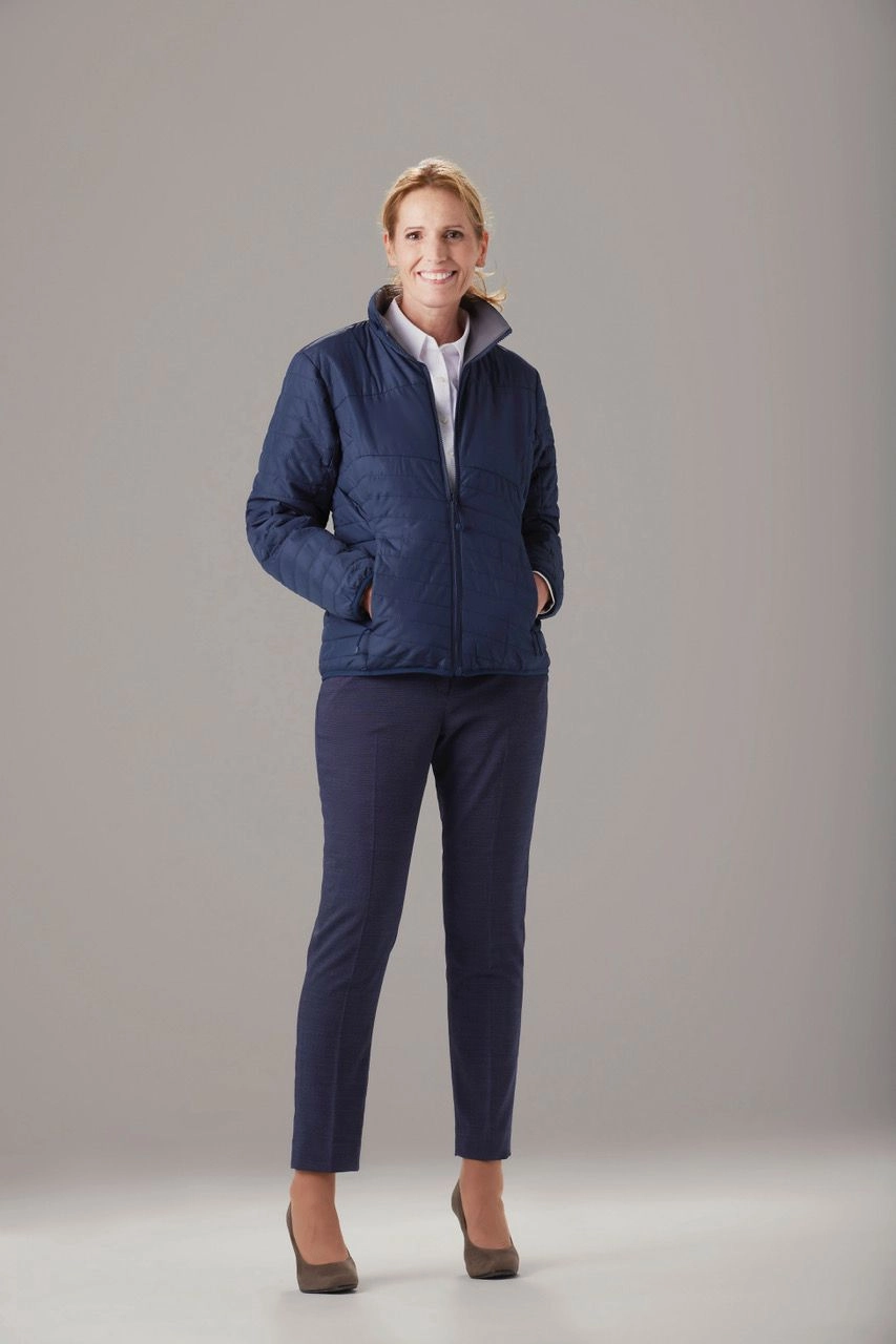 Mit Steppwesten und Jacken erfüllt der Casual-Look auch Outfit-Anforderungen für den Aufenthalt im Freien. (Foto: Mewa)