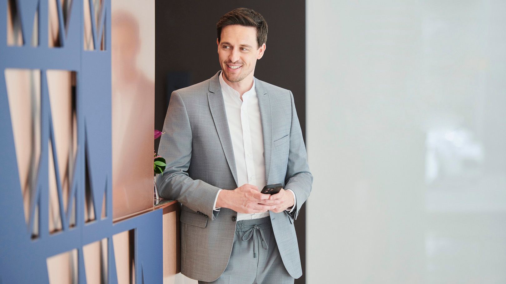 Casual-Business-Elemente ergänzen zunehmend klassische Outfits. (Fotos: Mewa)