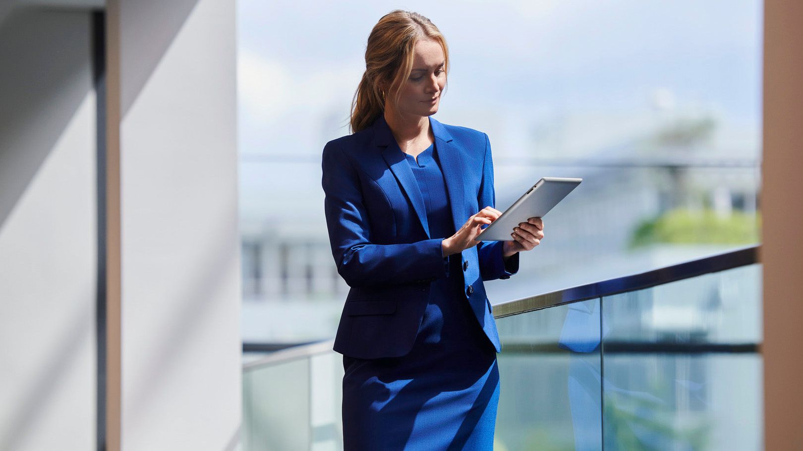 Mewa bietet Businesskleidung im Rundum-Service an und übernimmt die komplette Pflege der Kleidung nach zertifizierten Hygiene- und Qualitätsstandards. (Fotos: Mewa) 