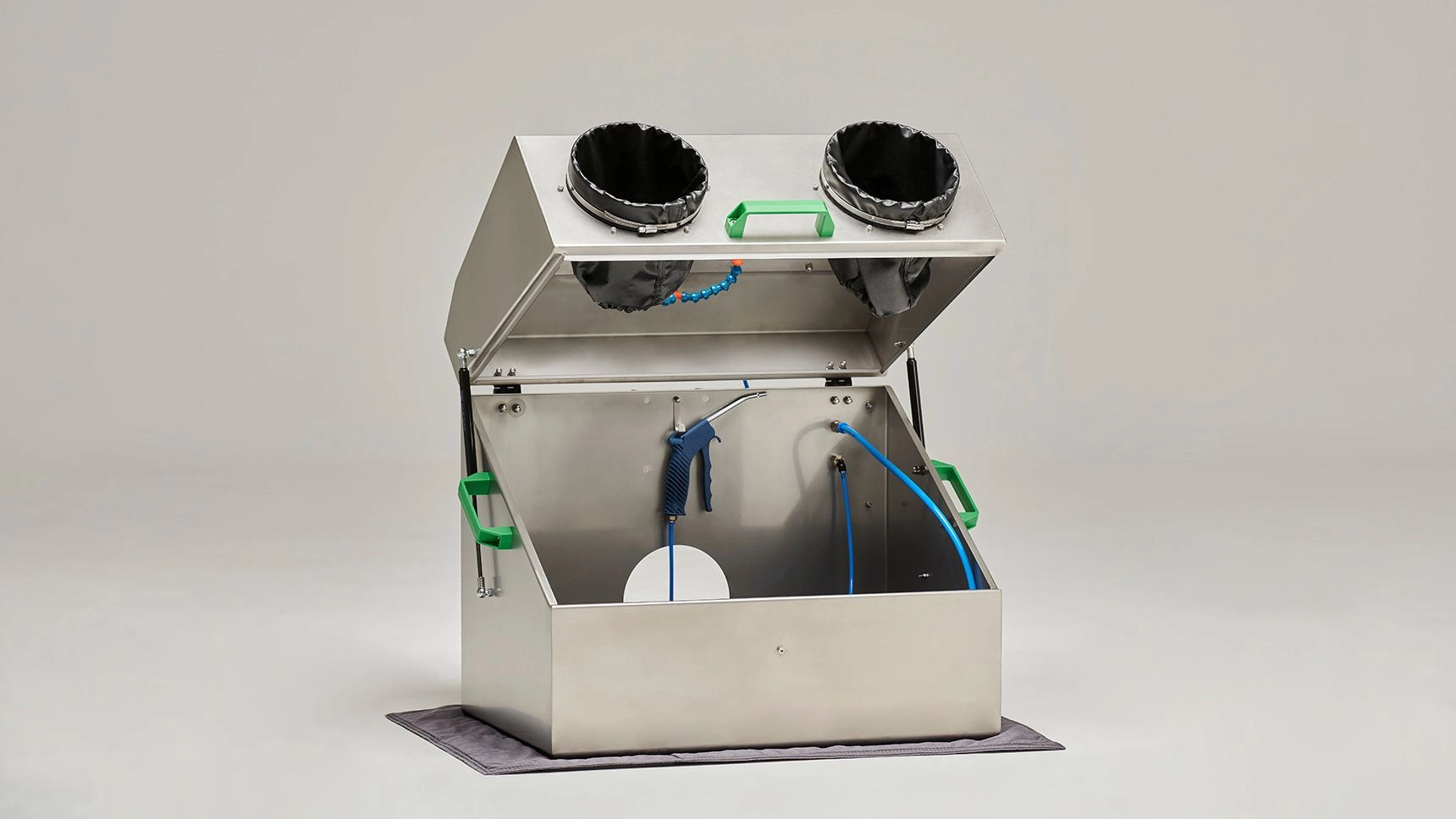 Mit dem Clean-Kit vergrößert sich das Anwendungsspektrum der Pinselwaschtische. (©Mewa)