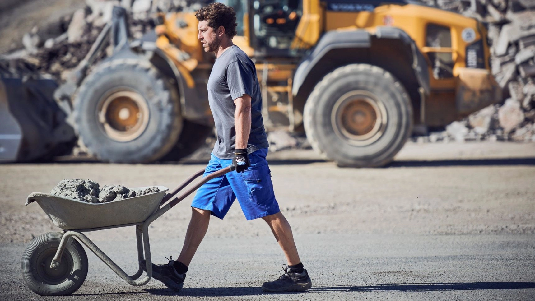 Shirt und Short für den Sommer: Professionelle Berufskleidung verbindet den seriösen Auftritt am Arbeitsplatz mit einem angenehmen Tragegefühl. (Foto: Mewa)