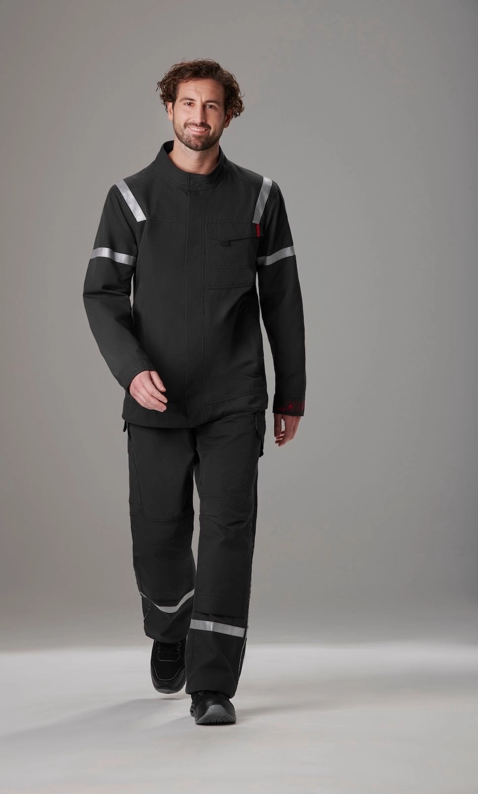 La collection Dynamic Elements Plus offre une protection certifiée à quatre niveaux. De leur côté, les vêtements de travail Dynamic Industry mettent plutôt l’accent sur le confort et le style.