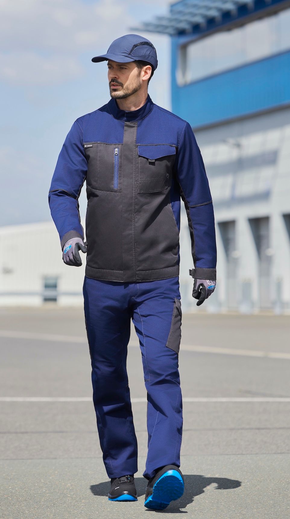 La collection Dynamic Elements Plus offre une protection certifiée à quatre niveaux. De leur côté, les vêtements de travail Dynamic Industry mettent plutôt l’accent sur le confort et le style.