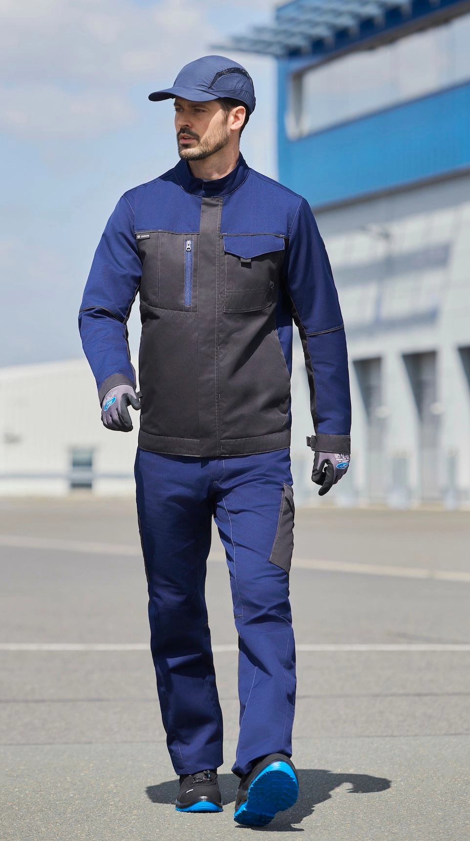 La collection Dynamic Elements Plus offre une protection certifiée à quatre niveaux. De leur côté, les vêtements de travail Dynamic Industry mettent plutôt l’accent sur le confort et le style.