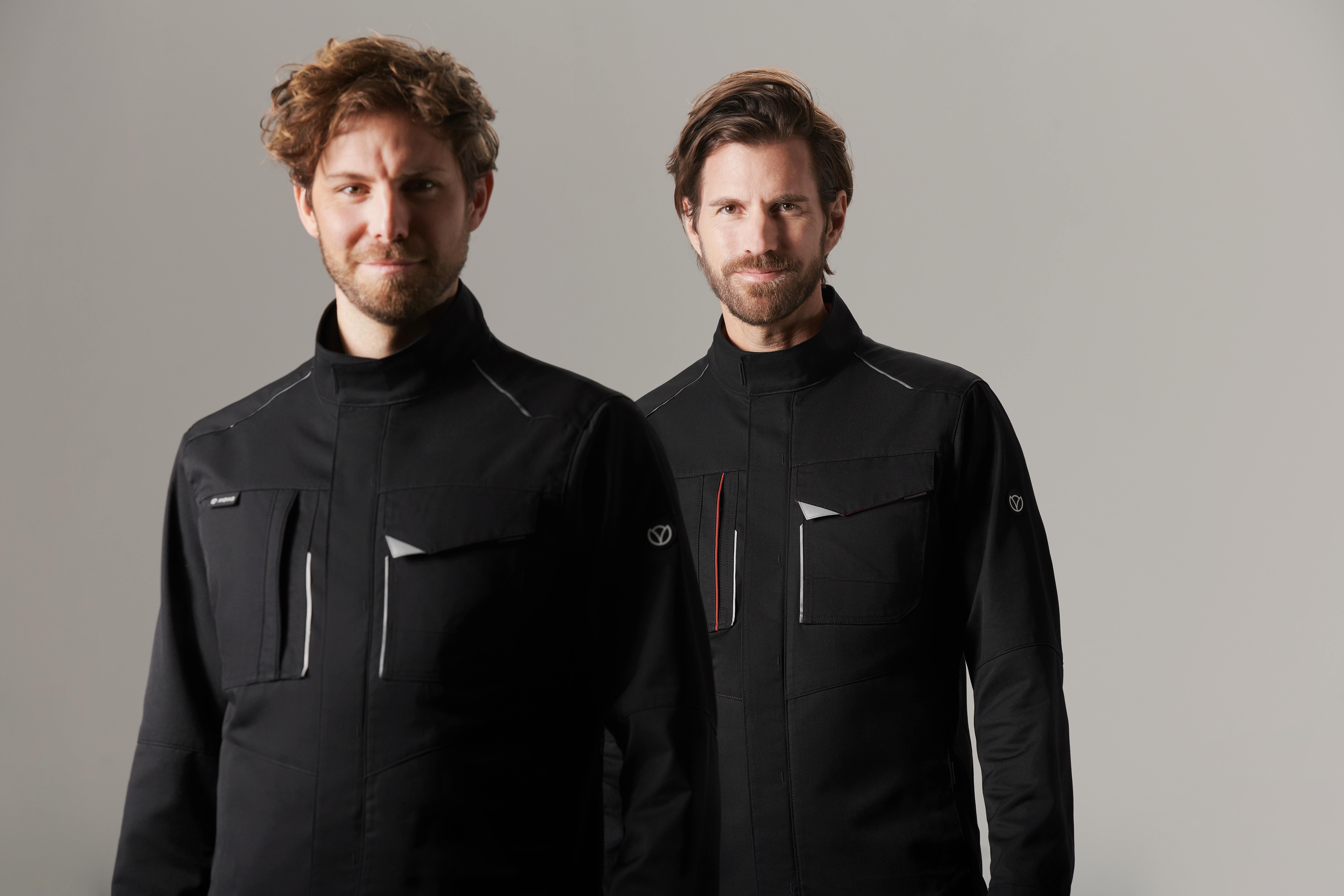 Dynamic Works : ses caractéristiques, comme l’effet High-Reach et ses inserts élastiques sous les bras, assurent une grande liberté de mouvement et une respirabilité accrue.