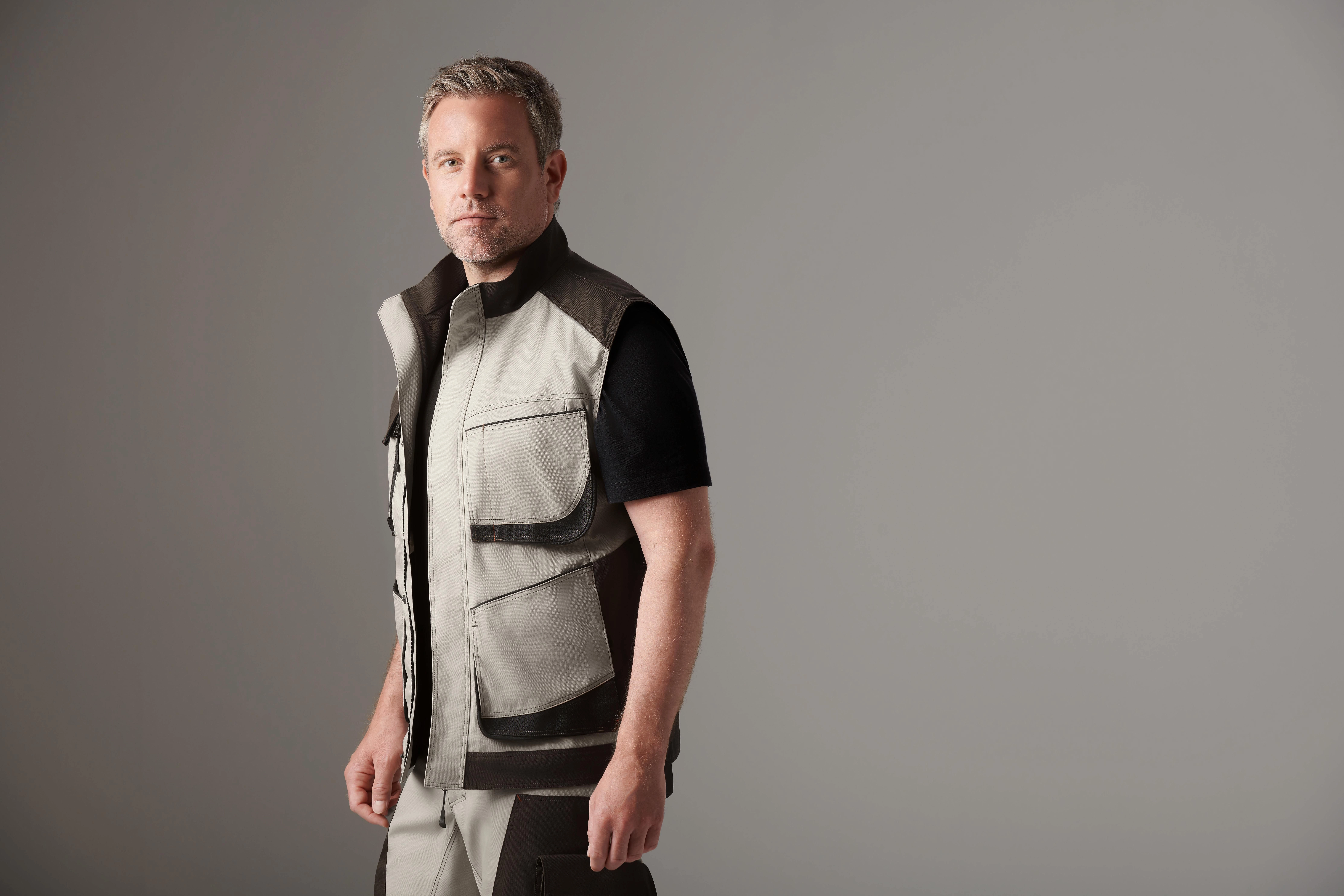 Le gilet sans manches de la collection Force Heavy Duty dispose de multiples poches sécurisées, idéales pour garder les outils à portée de main en toute sécurité. 