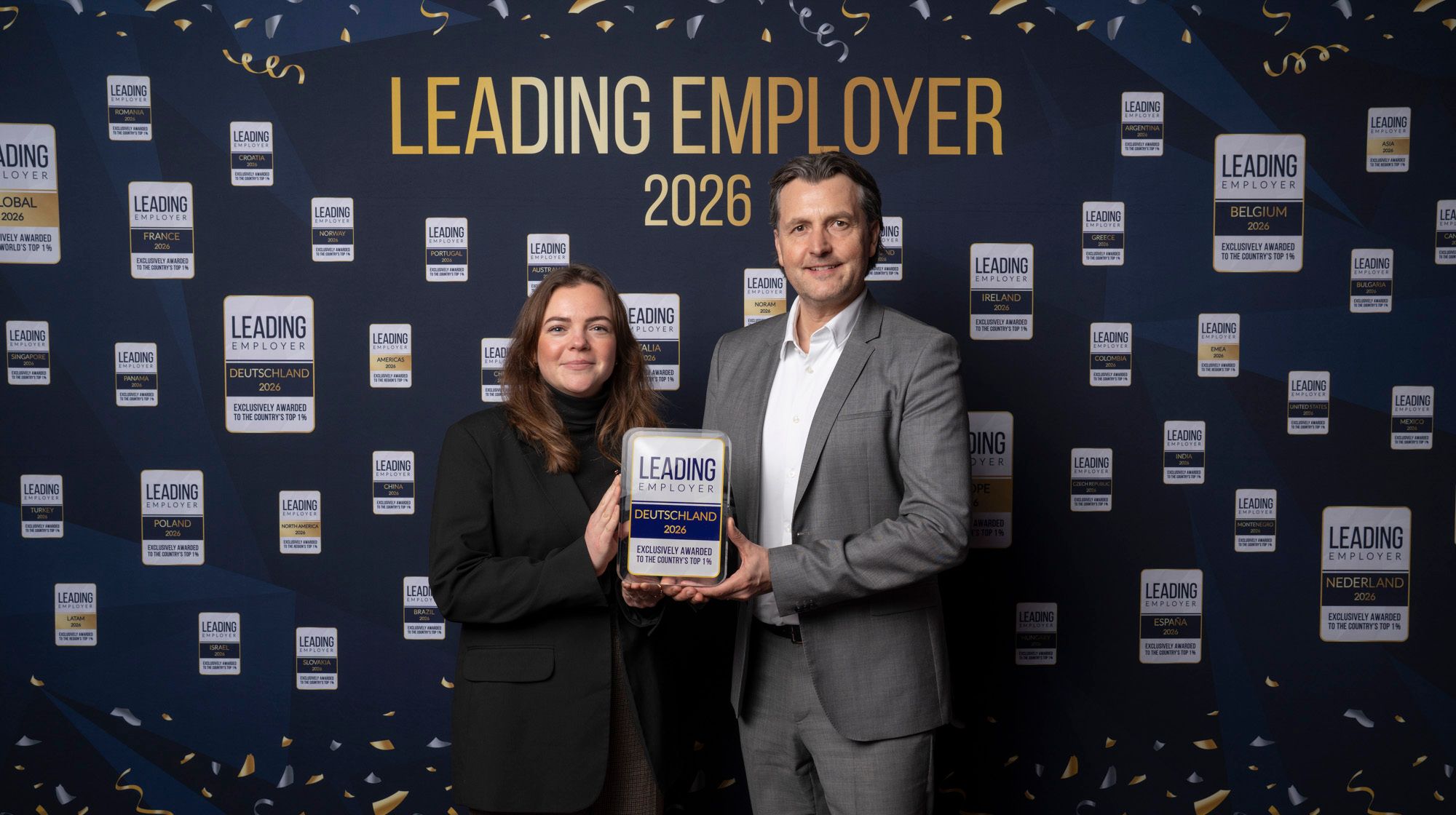 Mewa gehört erneut zu den Top 1 % der Arbeitgeber in Deutschland. Andrea Kallenberg, Employer Branding, und Michael Brüll, HR, nahmen die Auszeichnung entgegen. 