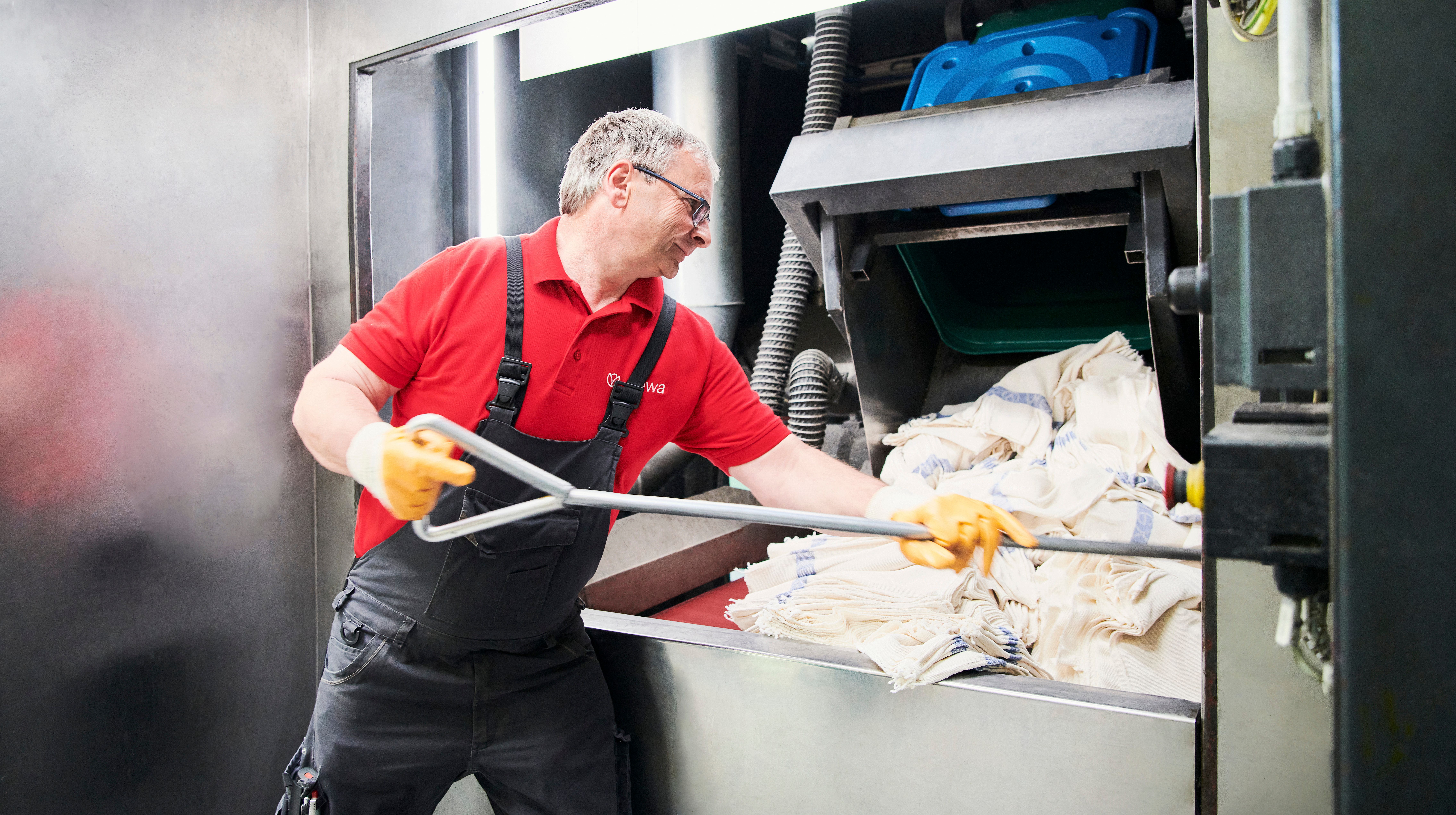 Tant que les tissus de nettoyage Mewa sont dans le circuit de service, ils ne sont pas considérés comme des déchets au sens de la loi sur la protection de l'environnement (LPE). (Photo: Mewa)