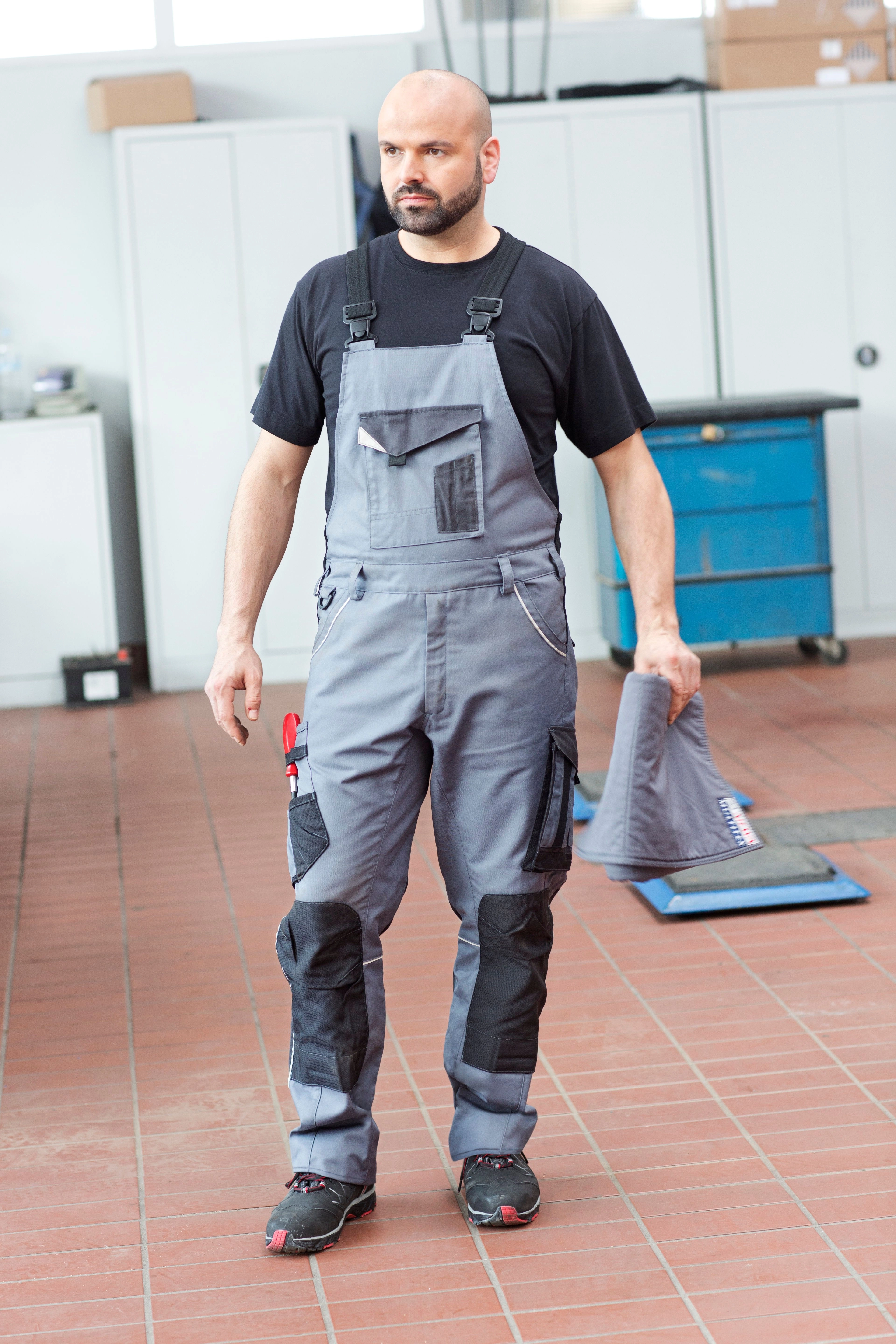 Autodealers en werkplaatsen die werken met kleding afkomstig van autofabrikanten of kledingfabrikanten kunnen eveneens genieten van dezelfde betrouwbare service als klanten die Mewa-collecties leasen.