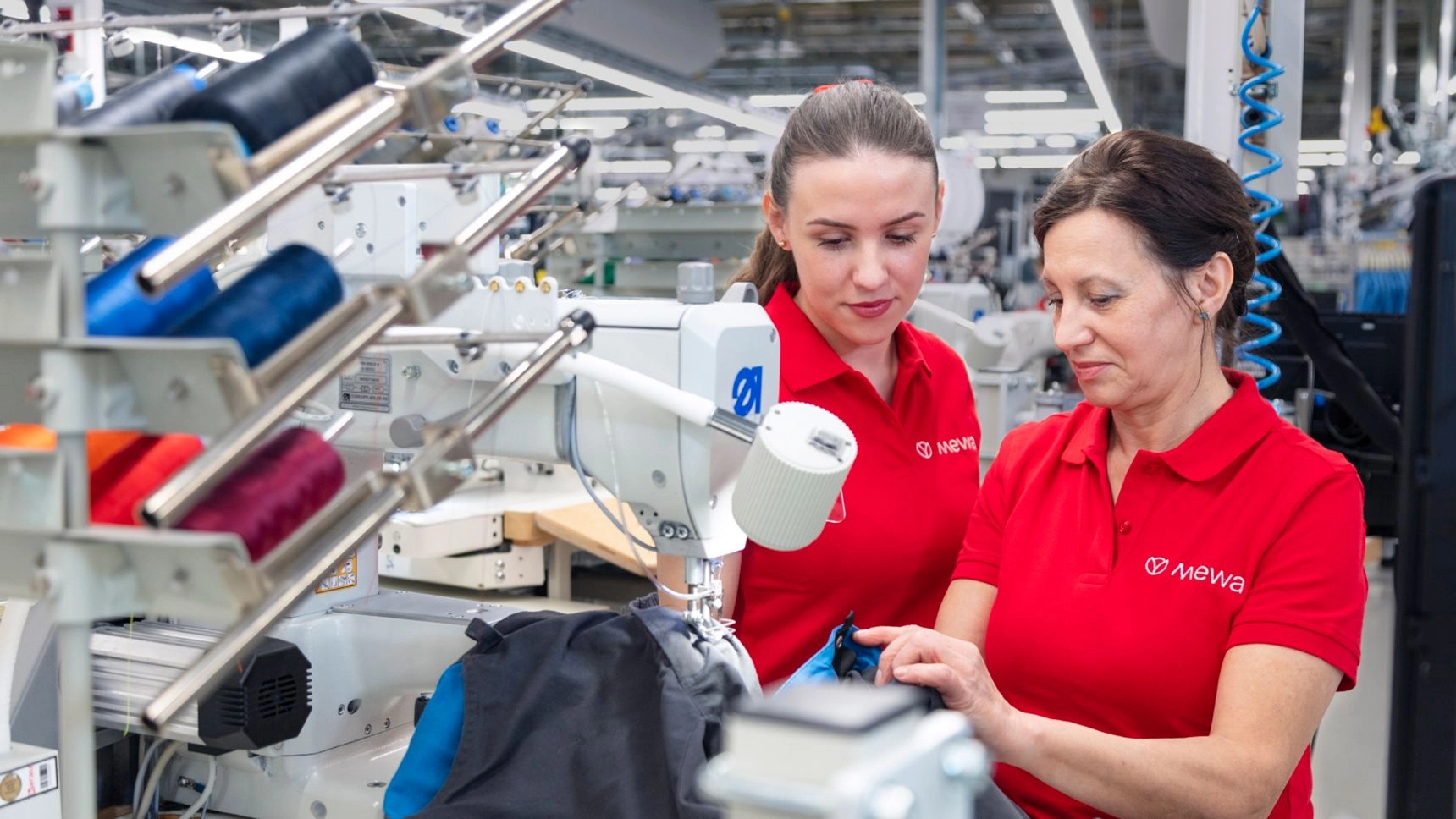 Die Reparatur der Berufskleidung ist fester Bestandteil des Rundum-Service. (©Mewa)