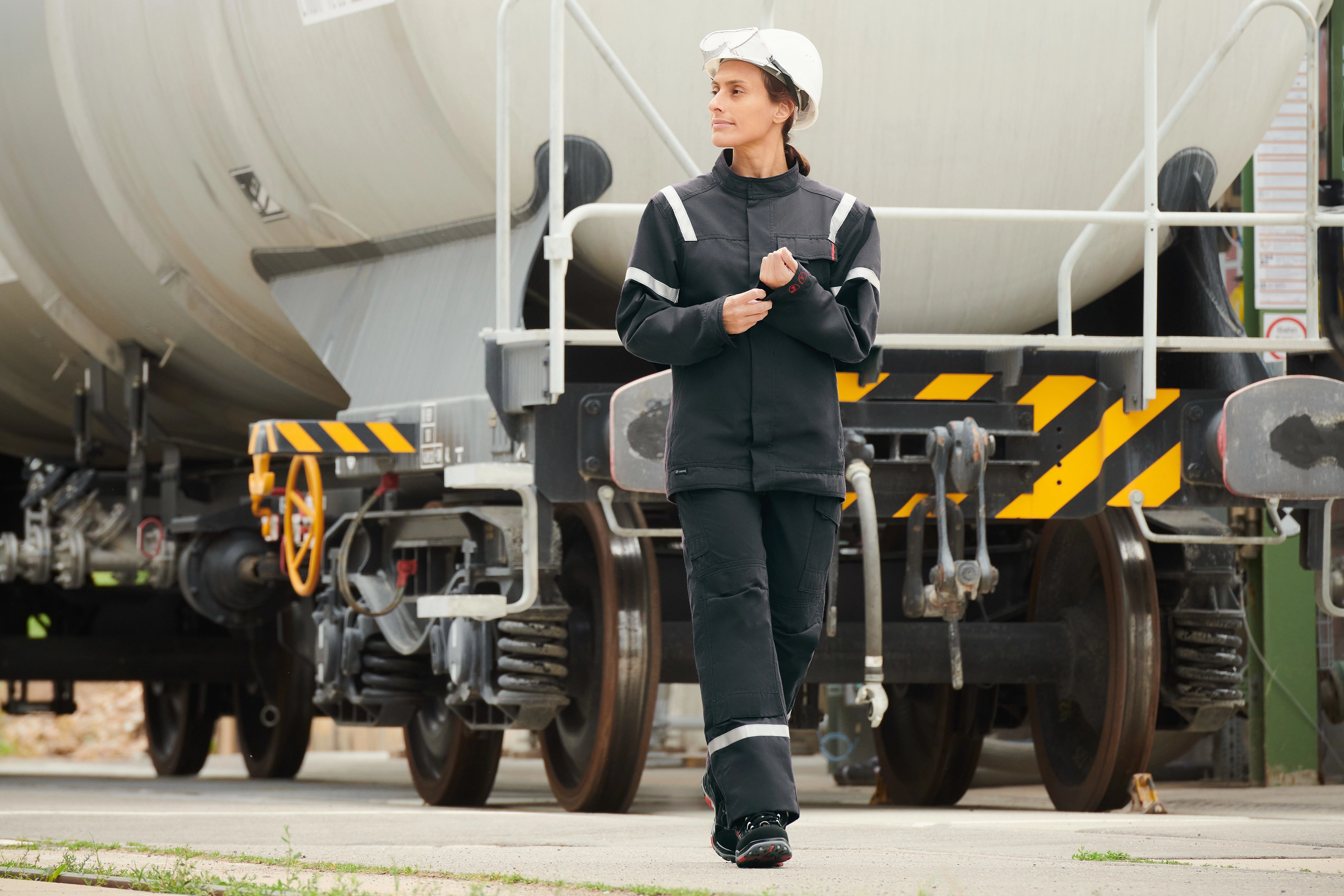 Die Anforderungen an Schutzkleidung verändern sich. Beschäftigte arbeiten häufig in warmen Produktionsumgebungen, bewegen sich viel und führen zugleich körperlich anspruchsvolle Tätigkeiten aus. (Foto: Mewa)
