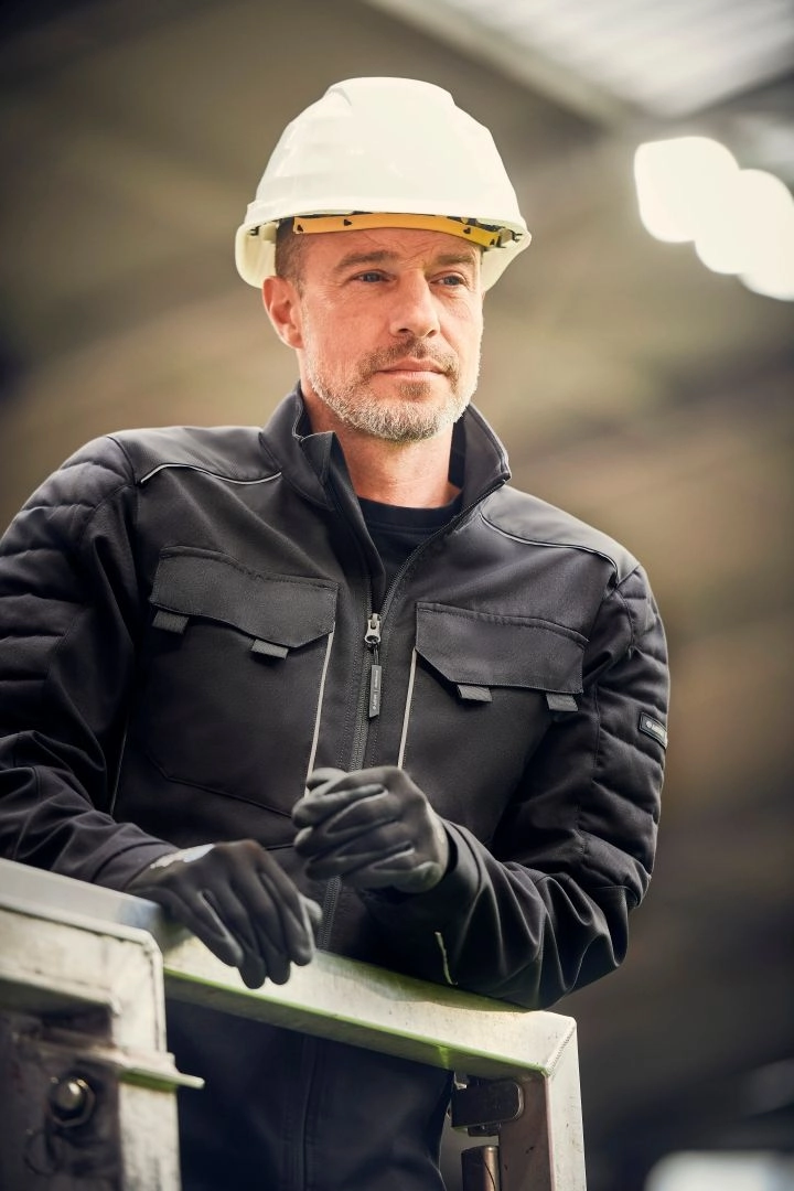 Bei der Auswahl von Arbeitskleidung für Outdoor-Tätigkeiten stehen Schutzwirkung, Funktionalität und Trageeigenschaften im Vordergrund. Foto: Mewa
