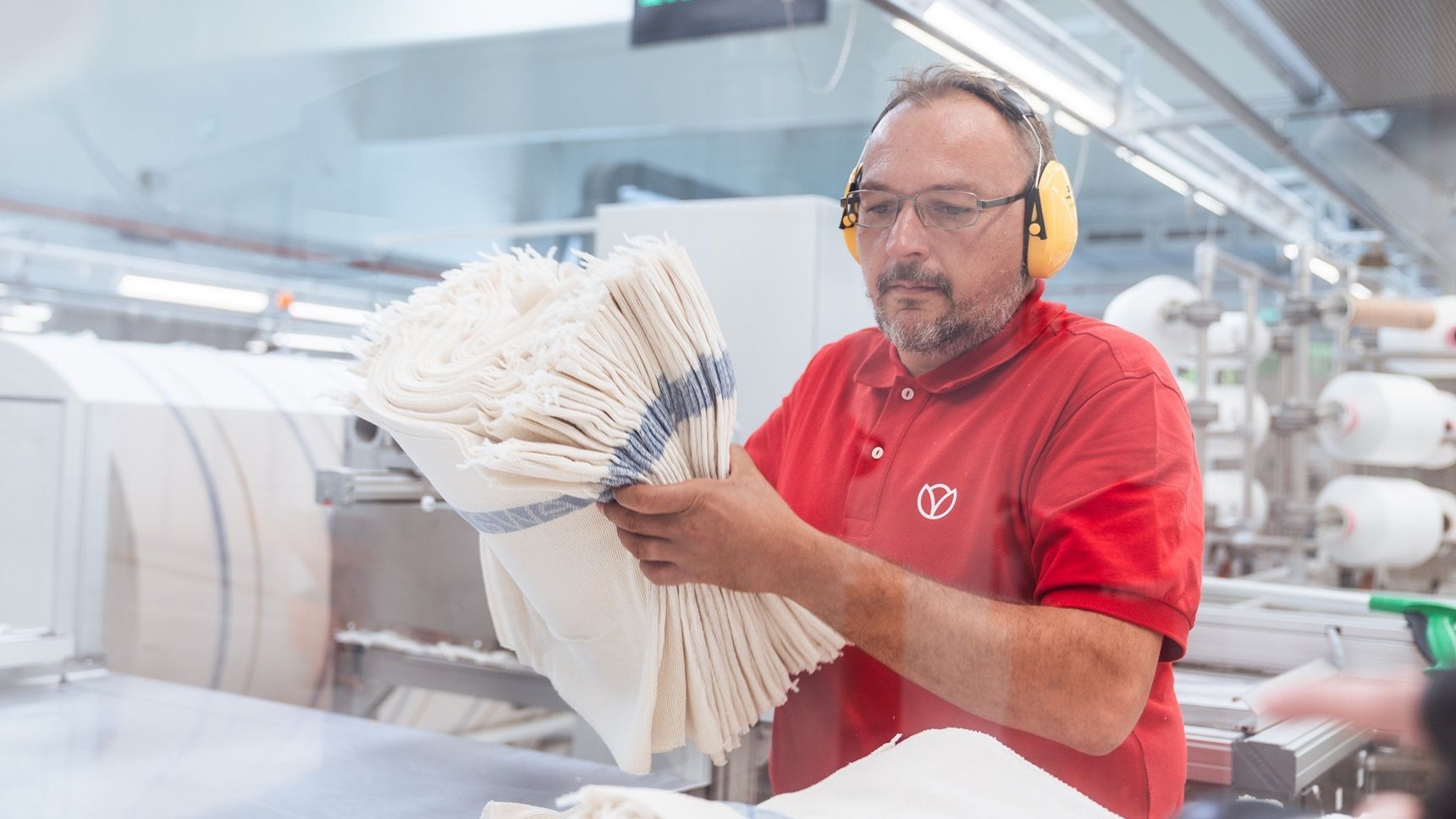 Os fios com que a Mewa produz os panos são compostos em 50% por materiais reciclados (foto: Mewa)