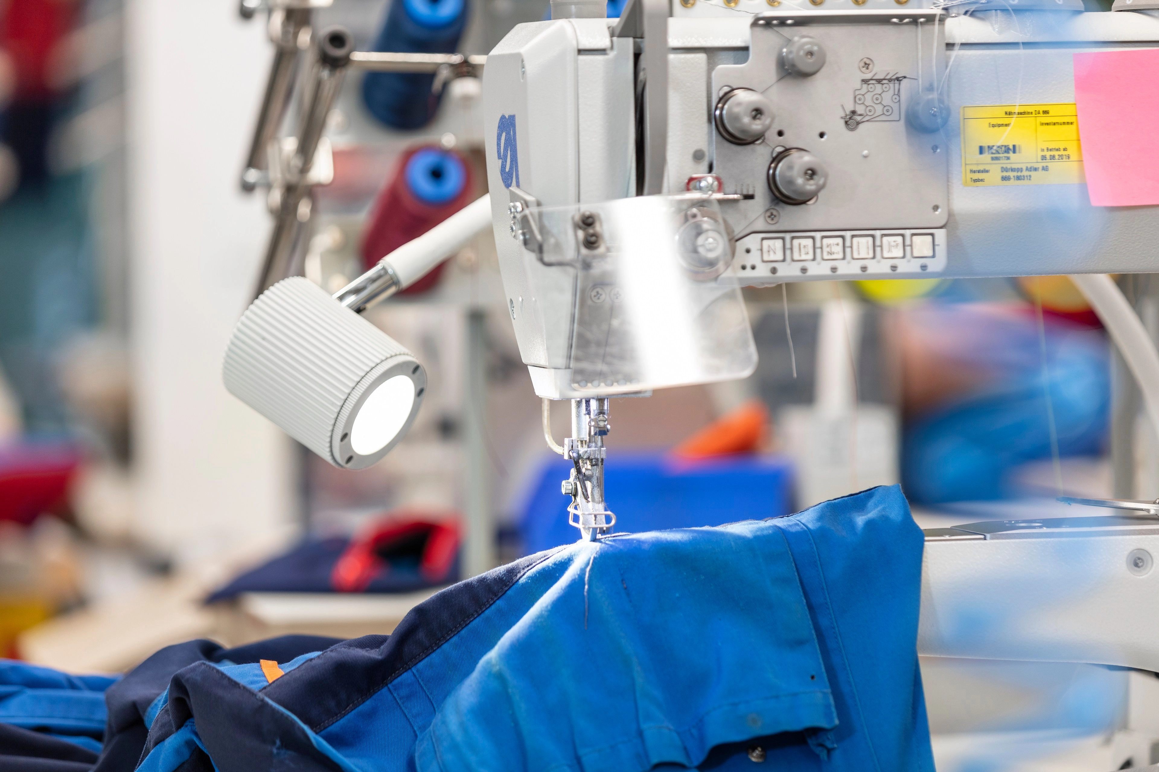 La réparation des vêtements de travail fait partie intégrante de la gestion complète de Mewa.