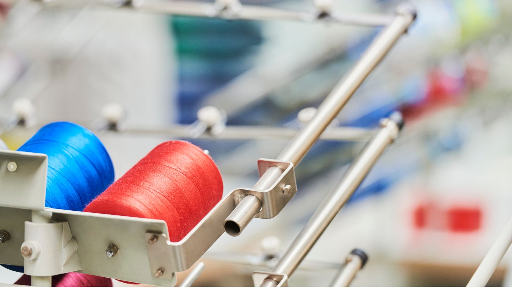 Reparieren statt wegwerfen – was die EU-Richtlinie „Recht auf Reparatur“ für Elektrogeräte fordert, ist auch bei Bekleidung ein wichtiger Hebel zur Ressourcenschonung. (©Mewa)