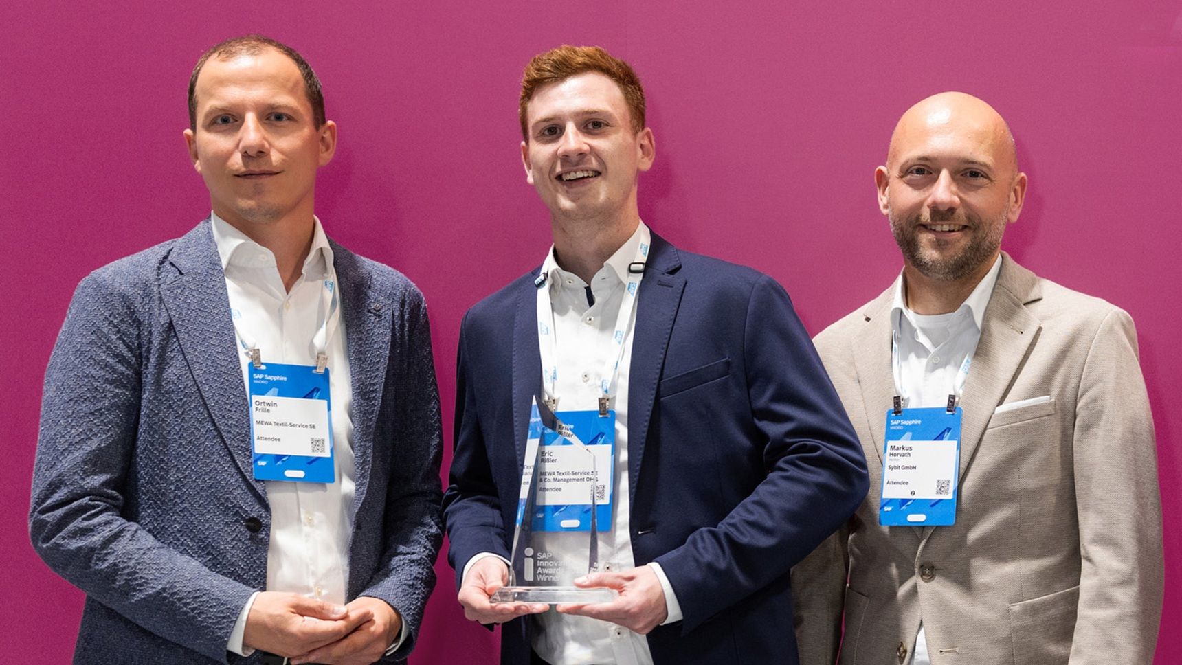 Ortwin Frille e Eric Rissler da Mewa (à esquerda) e Markus Horvath da Sybit com o prémio SAP Innovation Award 2025 (foto: SAP)