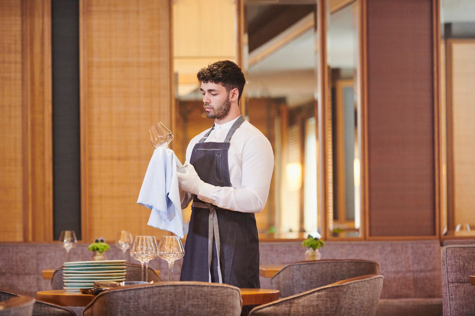 Mewa bietet Kollektionen an, die im Mix-and-Match-Verfahren vielfältige Optionen ermöglichen, um Optik, Funktionalität und Wirtschaftlichkeit in Einklang zu bringen. (Fotos: Mewa)