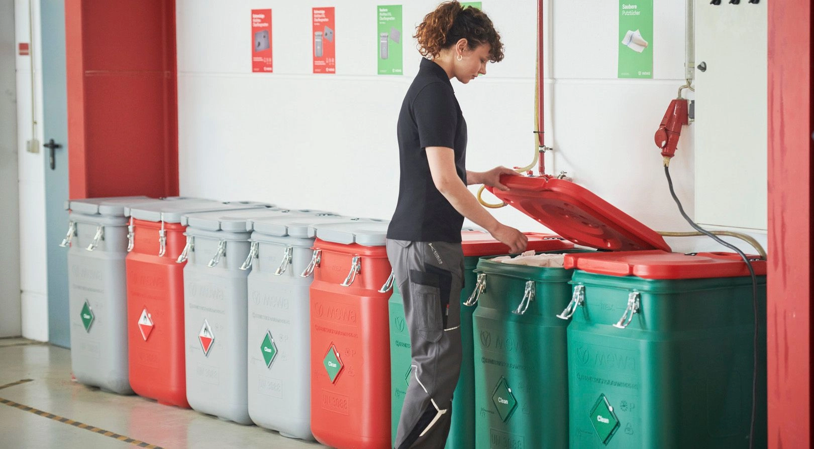 Der dicht verschlossene Container aus hochdichtem Polyethylen entzieht der Selbstentzündung die Grundlage. (Foto: Mewa)