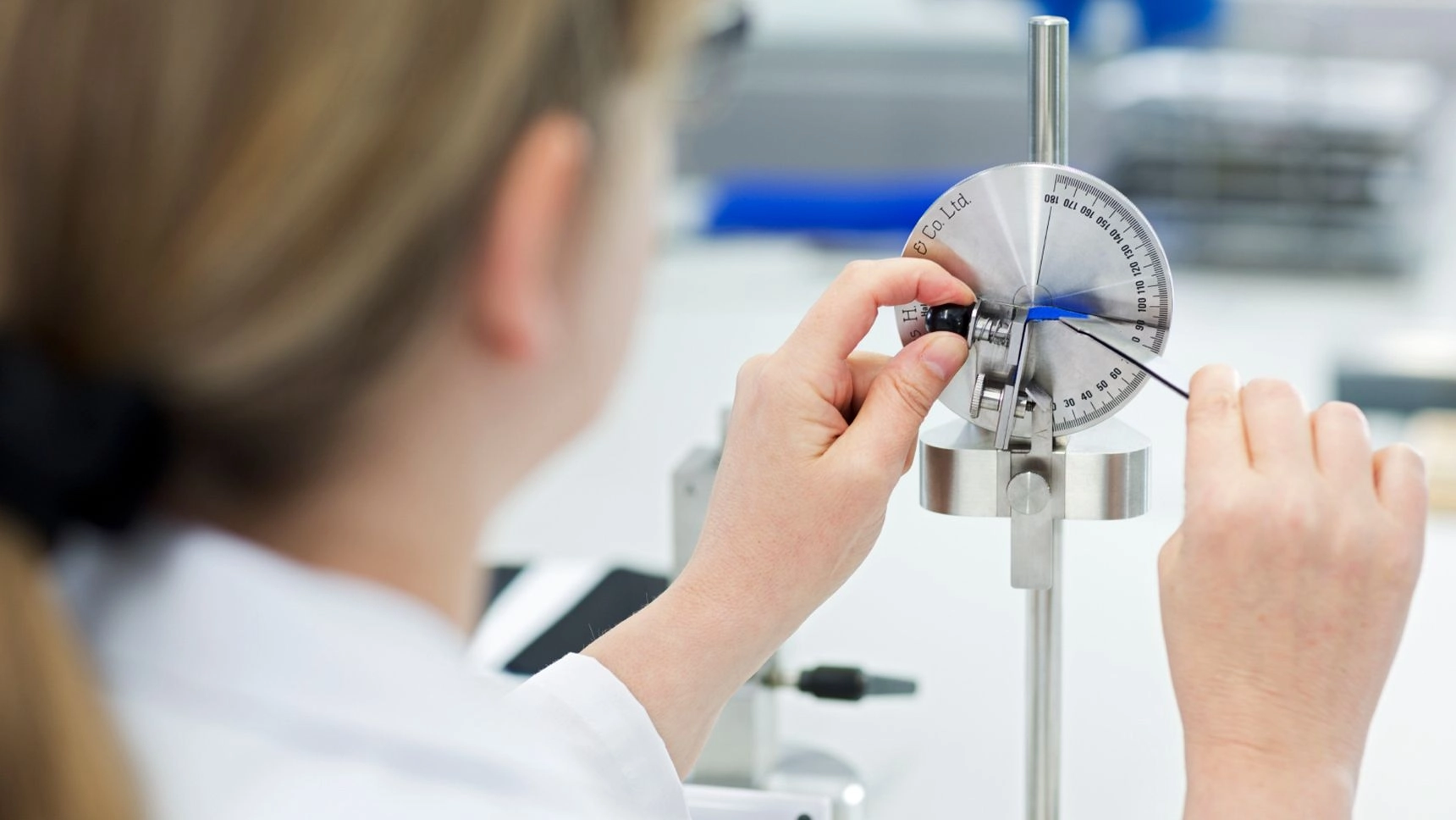 Um mehr Einfluss auf die Qualität der Textilien zu haben, hat Mewa eine eigene Produktentwicklung für Berufs- und Schutzkleidung. Neue Materialien werden vor ihrer Verwendung im eigenen Technikum getestet. (©Mewa)