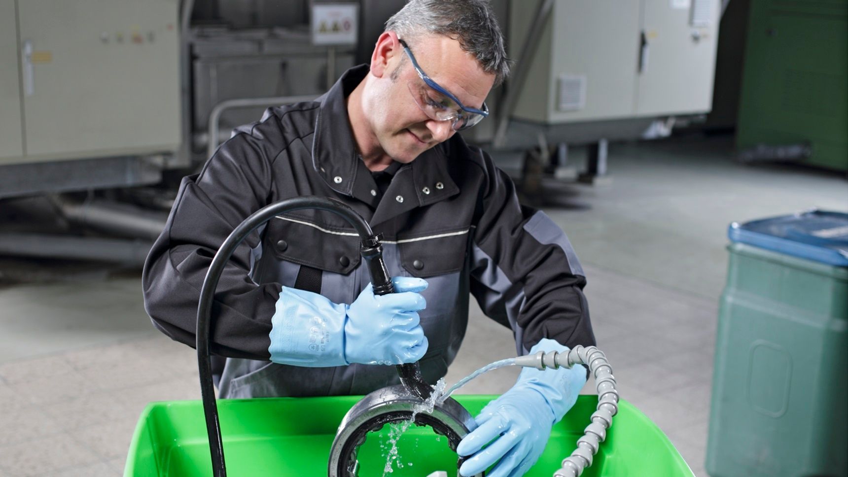 Die Mewa-Teilereiniger bieten eine hohe Reinigungsleistung ohne Verwendung von gesundheitsgefährdenden Chemikalien. (Foto: Mewa)