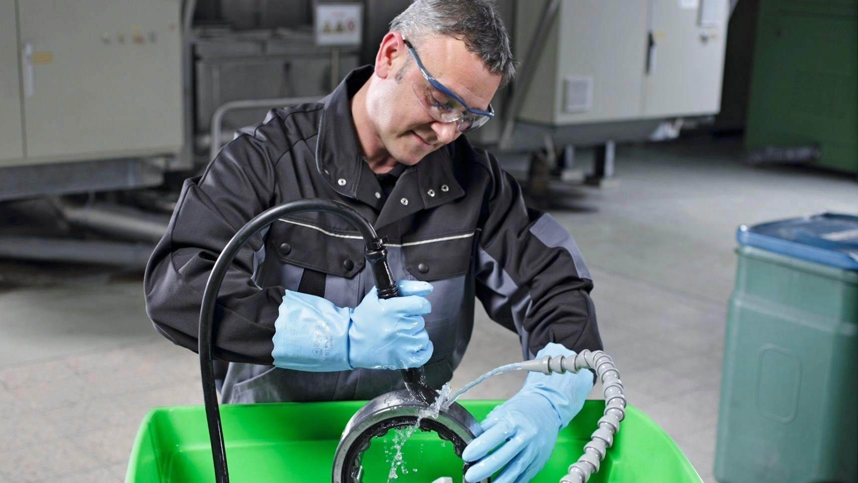 Die Mewa-Teilereiniger bieten eine hohe Reinigungsleistung ohne Verwendung von gesundheitsgefährdenden Chemikalien. (Foto: Mewa) 